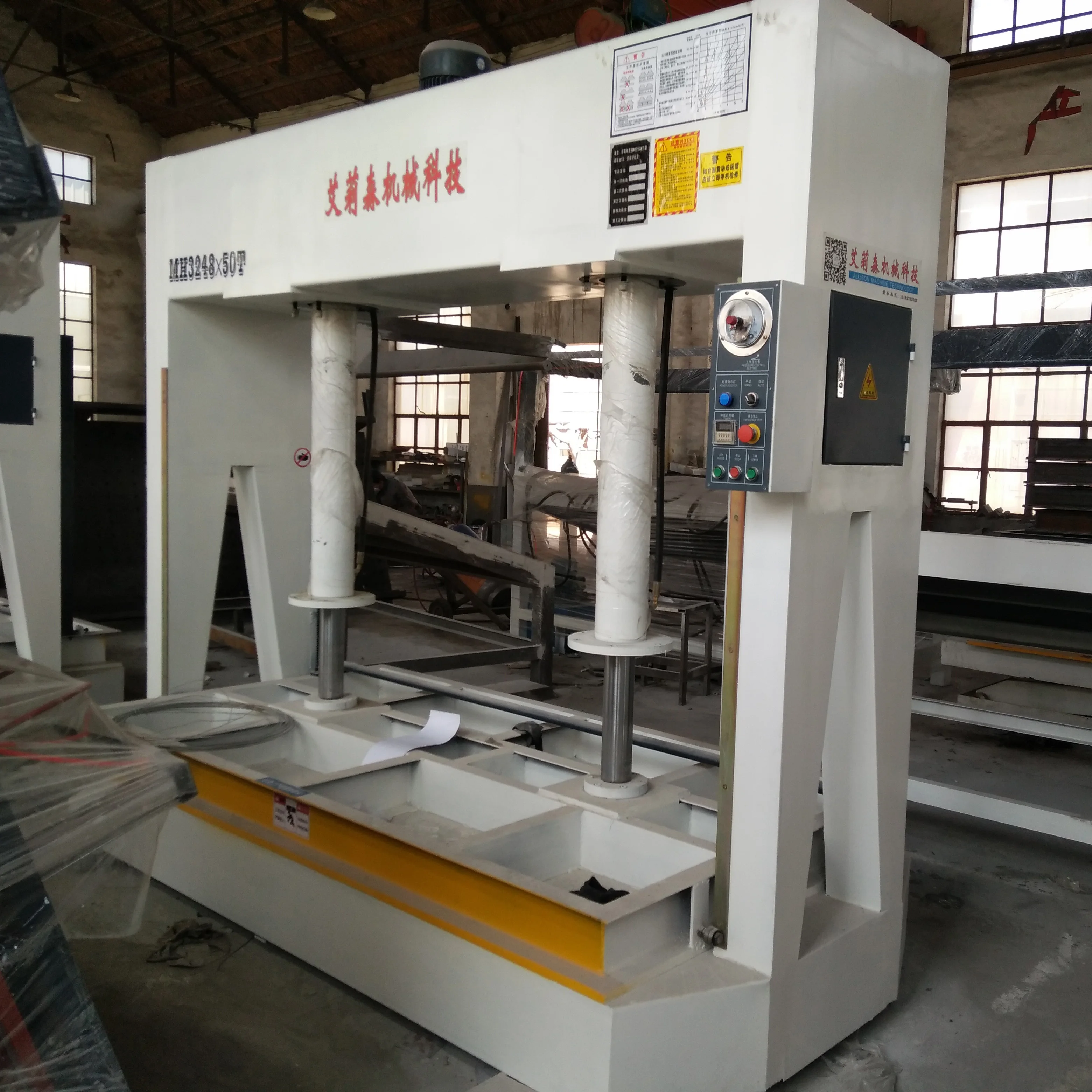 Деревообрабатывающий станок для холодного прессования с сильной структурой, гидравлическая деревообрабатывающая дверь, 50 тонн