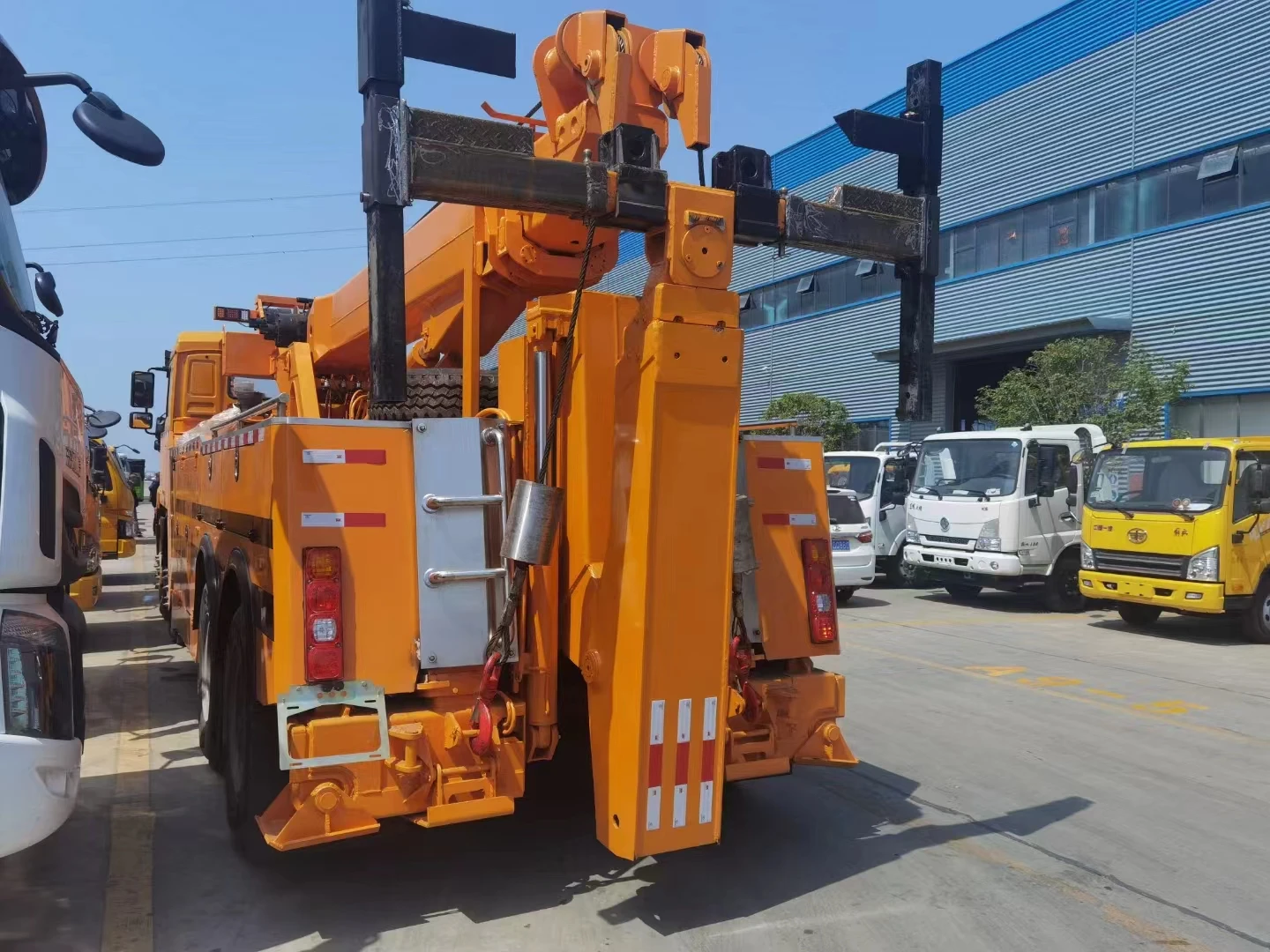 China cheap 8X4 chassis heavy duty road wrecker towing truck for sale