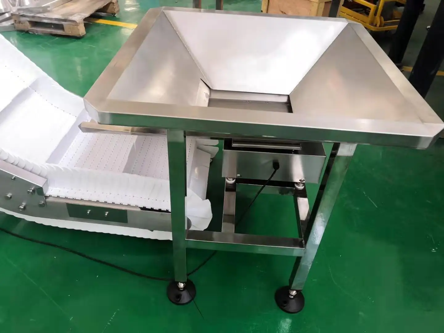 Food grade inclined conveyor elevator for frozen food
