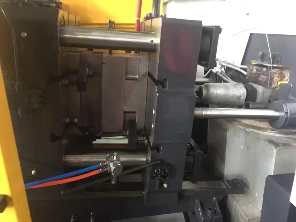 130Ton высокая скорость зарубежных инженер сервис металлический hot chamber литье под давлением машина