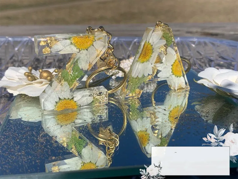 Custom Real Daisy Acrylic Initial Letter Keychain Monogram Resin Dried Flower Keyring Alphabet Jewelry Bag Accessory