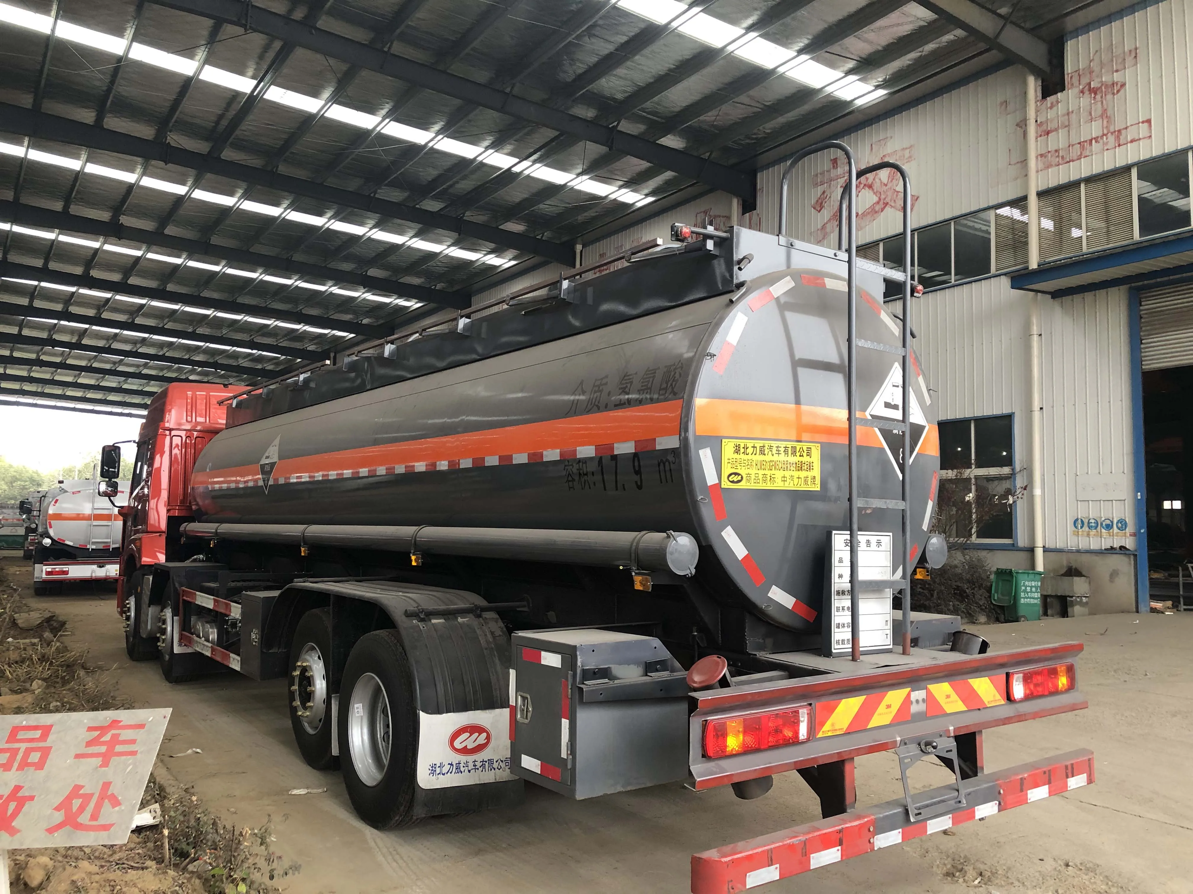 
8x4 Safe Loading And Uploading Shell Oil Field Capacity Fuel Tank Truck 