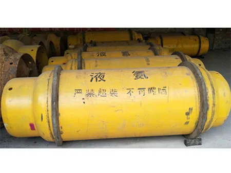 Colorless liquid ammonia with strong pungent odor NH3 CAS 7664-41-7