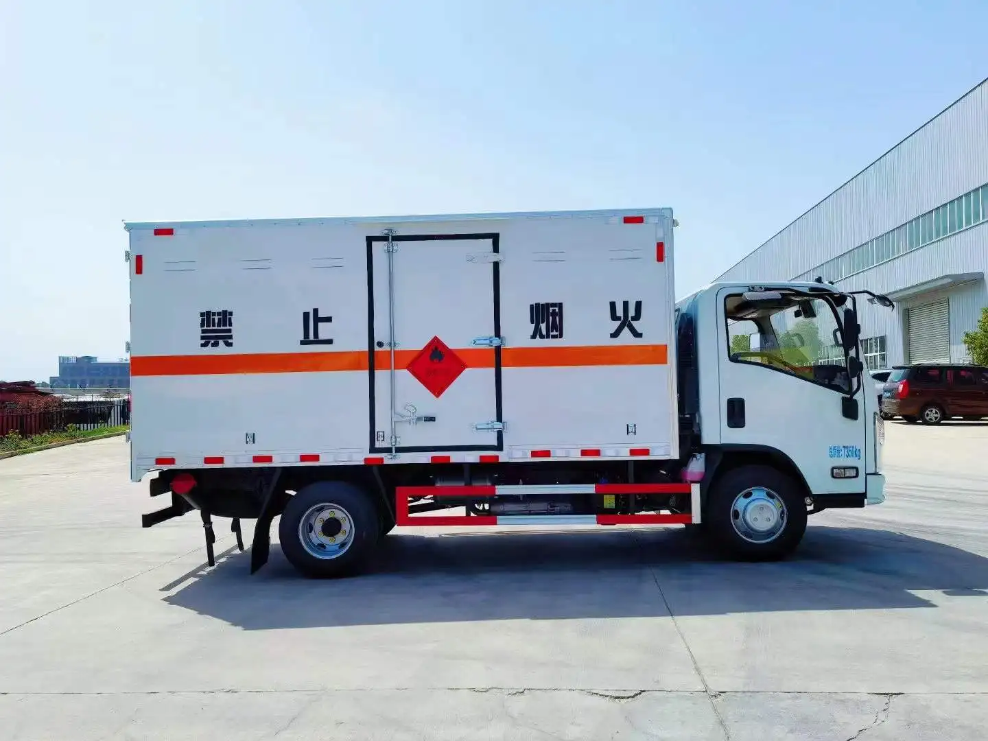 Isuzu Dangerous Goods Transport Vehicle Multi functional Cargo Truck 40 cbm Vans