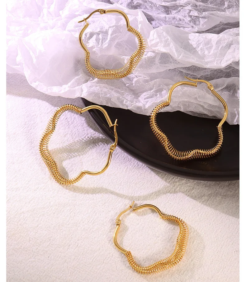 Wholesale Hollow Five Petal Flower Sweet Hoop Earring 18K PVD Gold Plated Stainless Simple Anti Allergic Earrings Cute Girls Gif