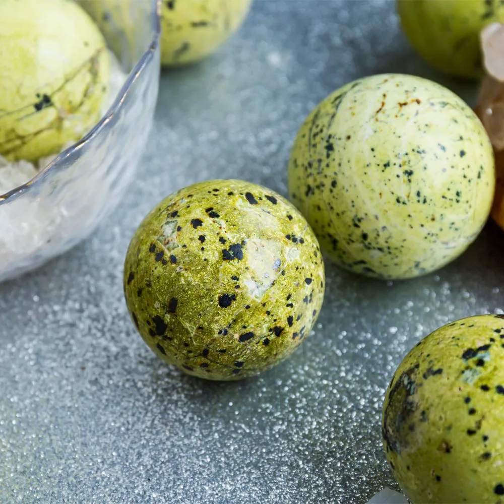 Wholesale Natural Hand Carved Healing Stones Green Ball Serpentine Crystal Spheres For Fengshui Decoration