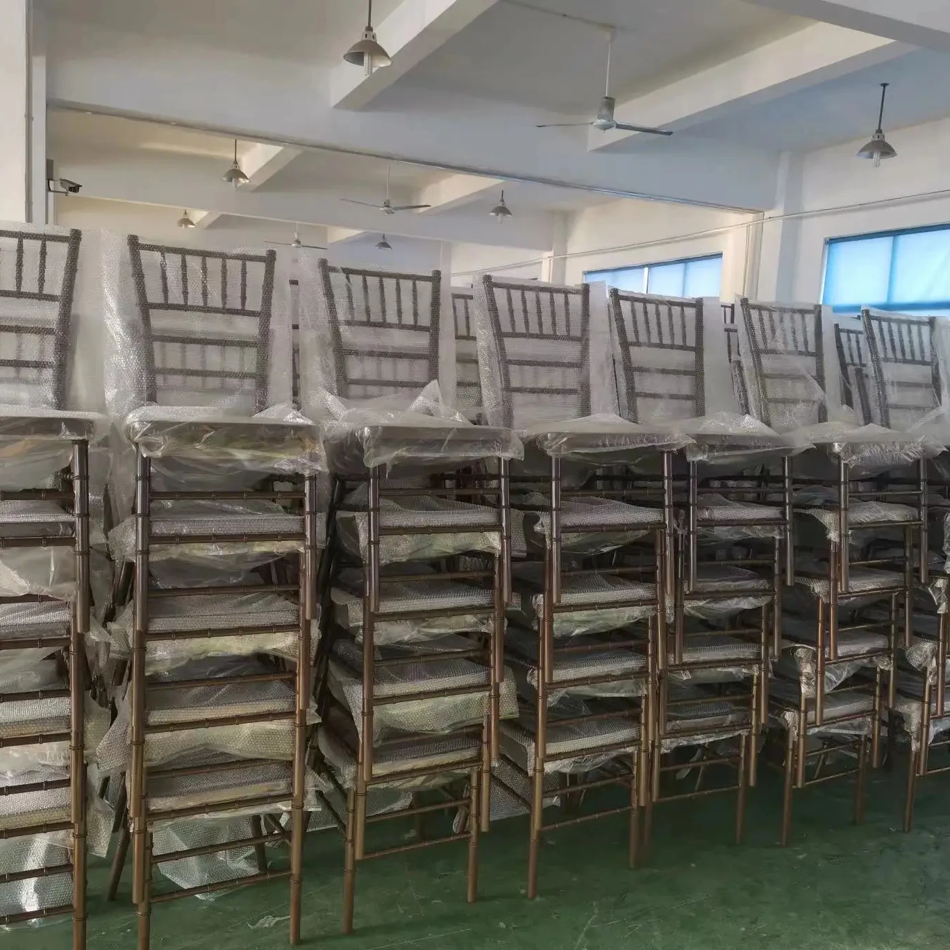 Annual hot sale Stackable custom color wedding banquet hotel adults resin white chivari chairs