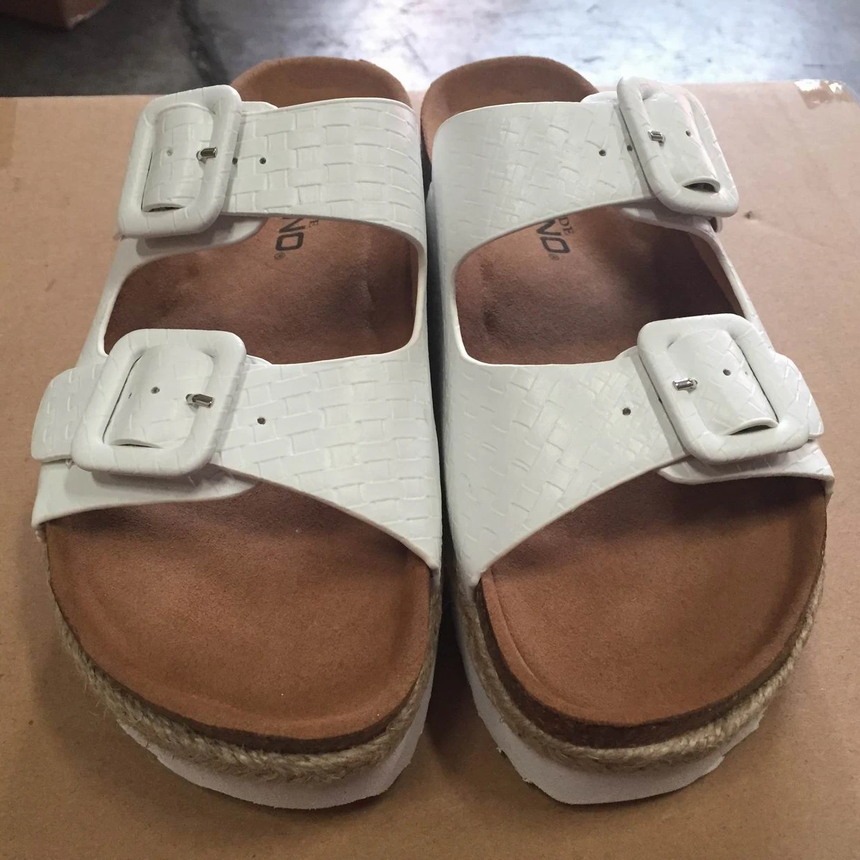 Проверка продукта и контроль качества белых тапочек в чжэцзяне