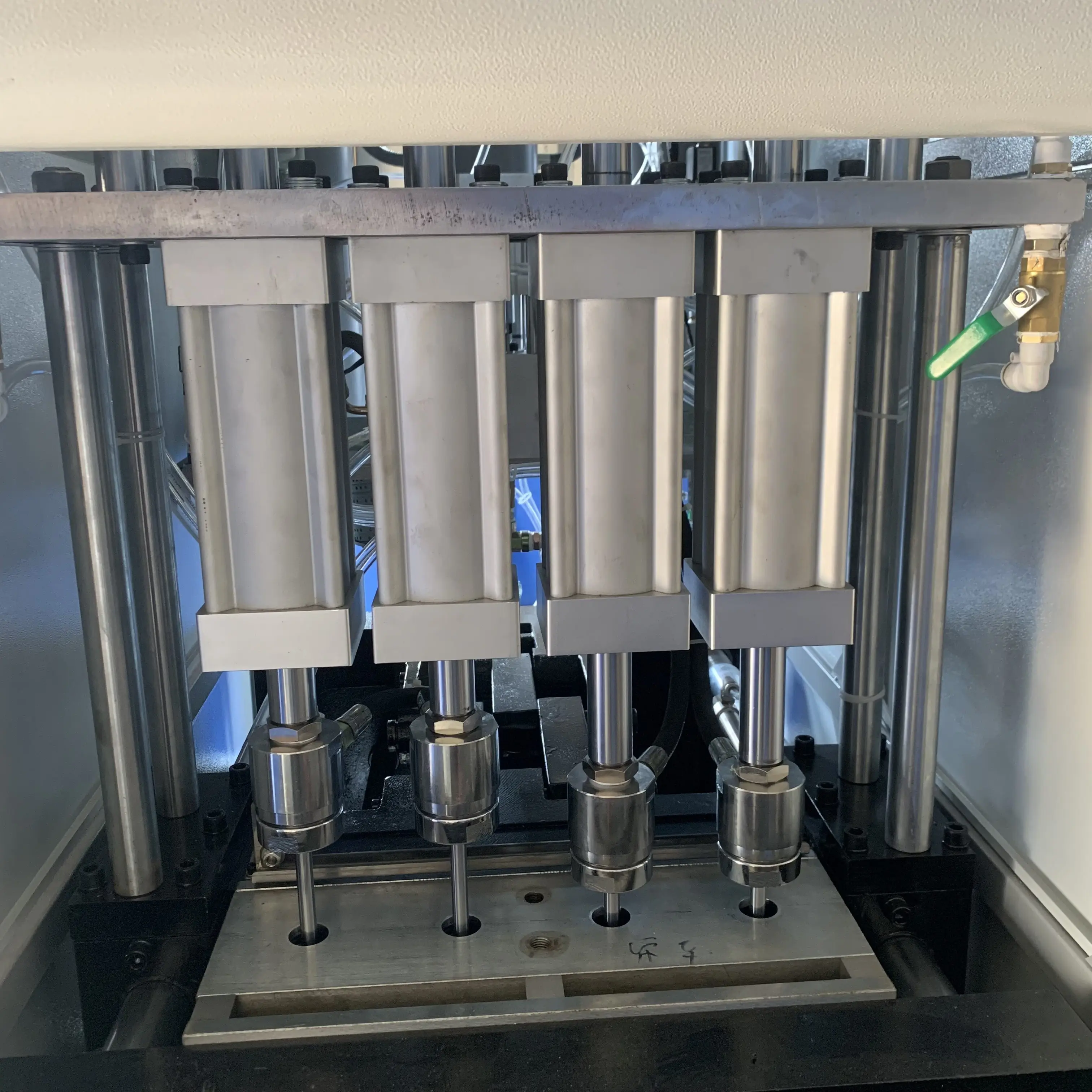 Easy to operate four cavity semi-automatic bottle blower