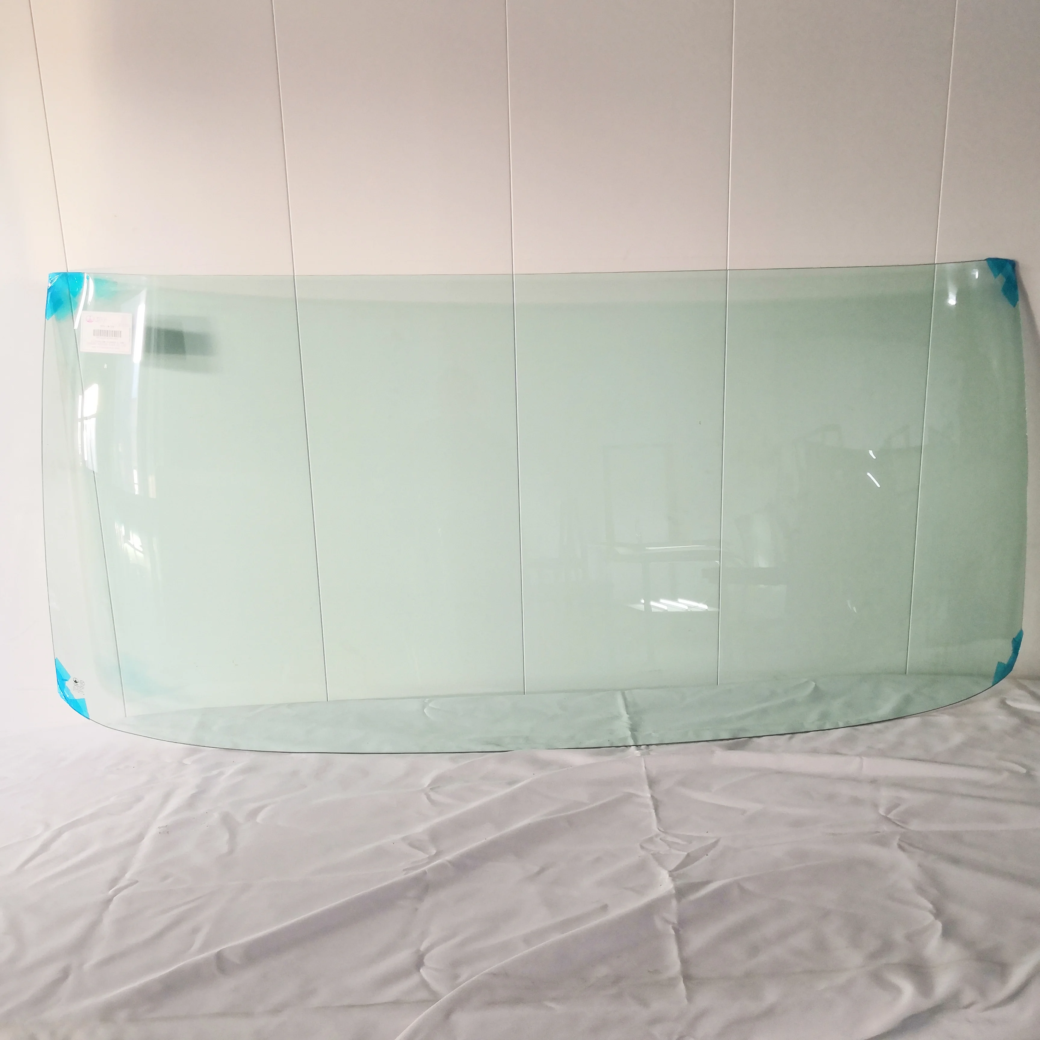 Y070  truck front  windshild laminated glass