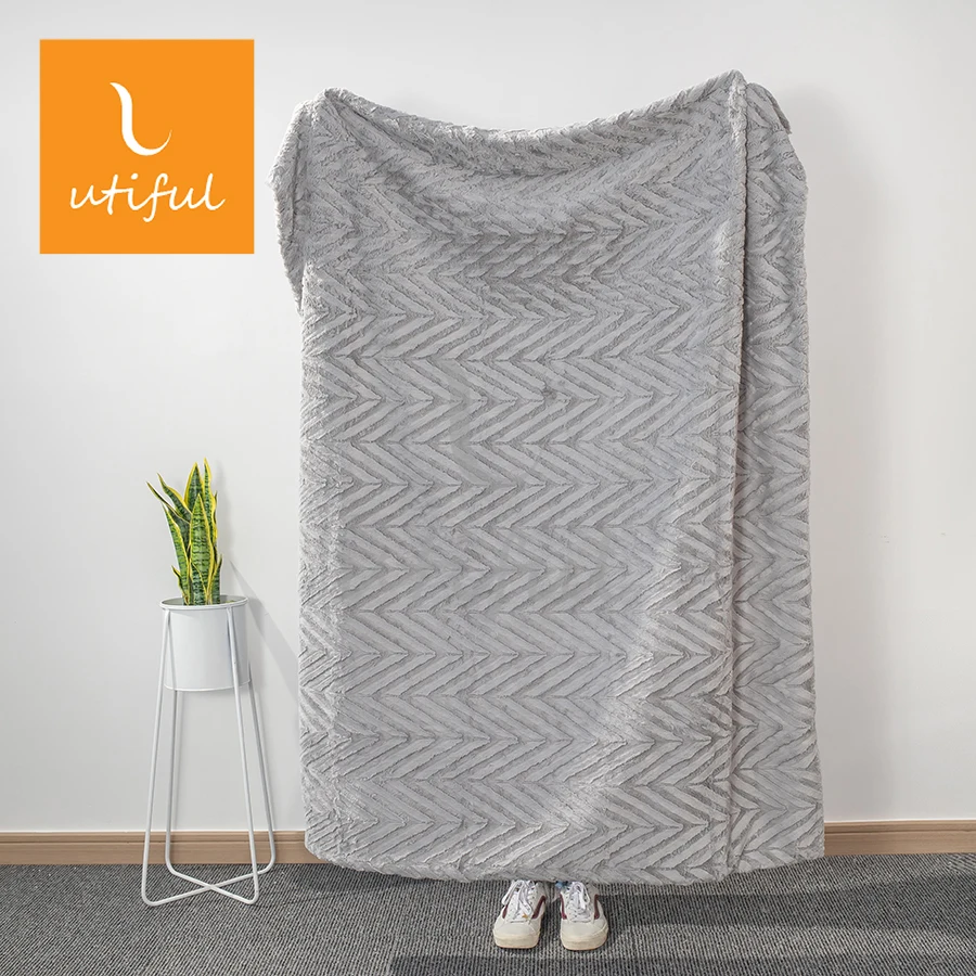 Custom premium oversize polyester herringbone brushed white PV faux fur mink velvet reversible throw blanket