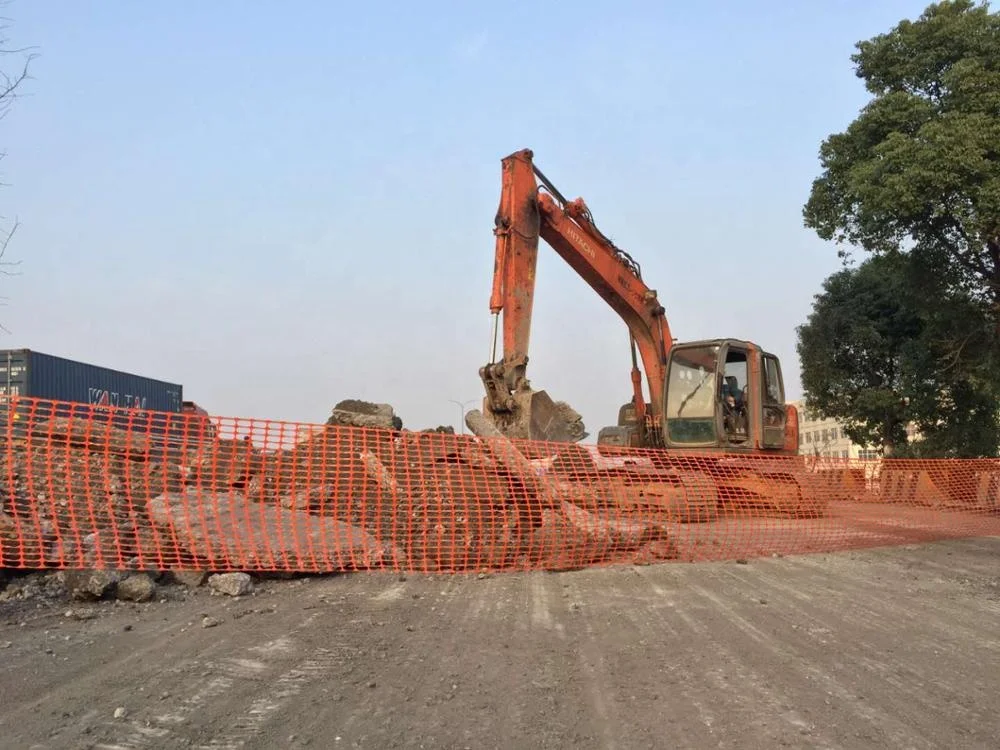 Highly visible hdpe portable retractable plastic roadside guardrail