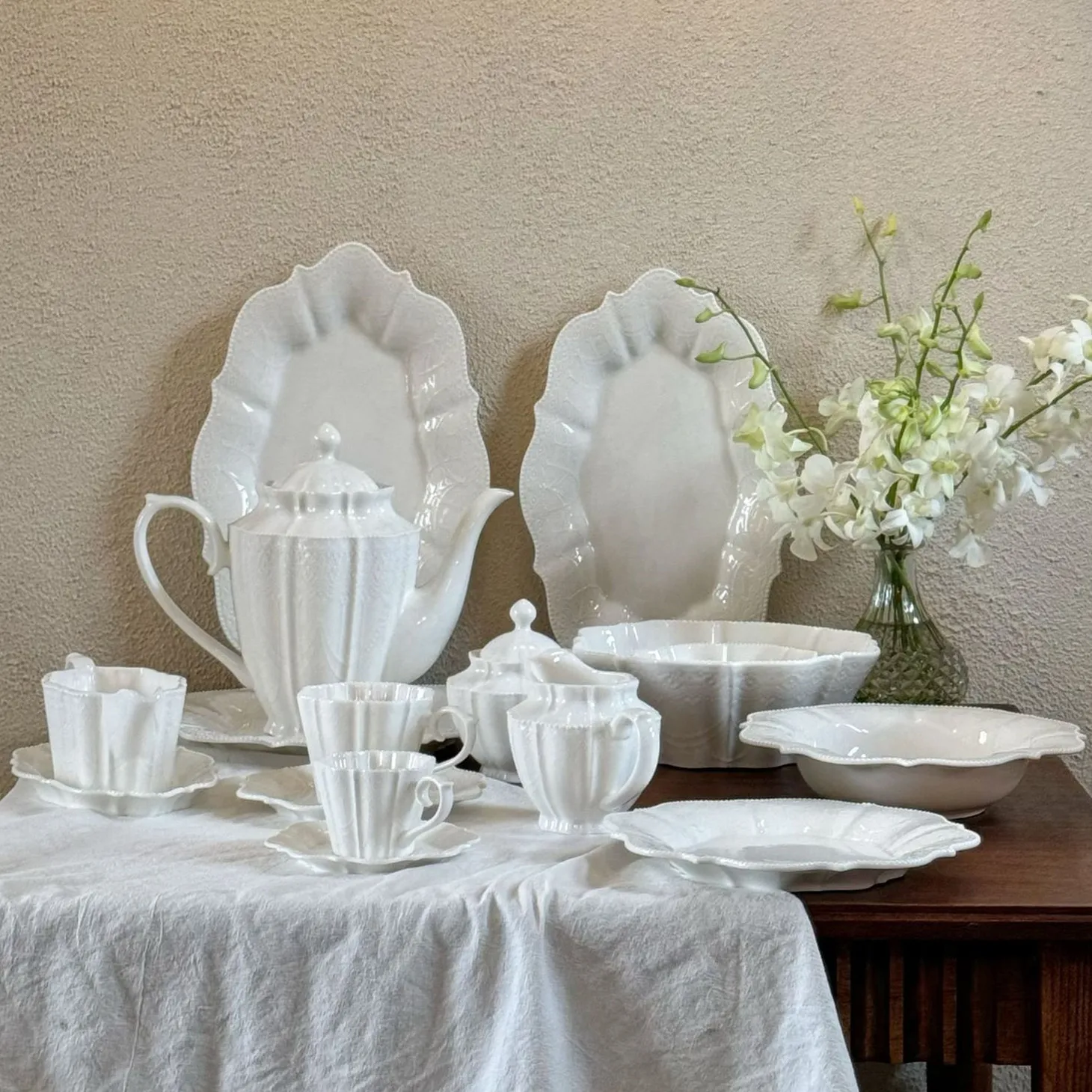 Vintage Embossed White Dinnerware Set Romantic Lace Charger Plates Ceramic Relief Wedding Crockery Tableware Bowls and Dishes