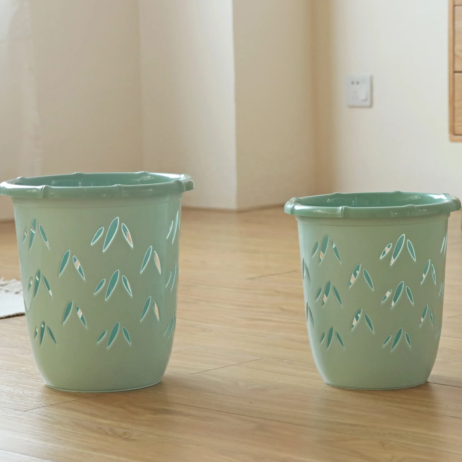 Good Quality Smooth Surface Plastic Waste Basket Bamboo Leaf Appearance Waste Paper Basket