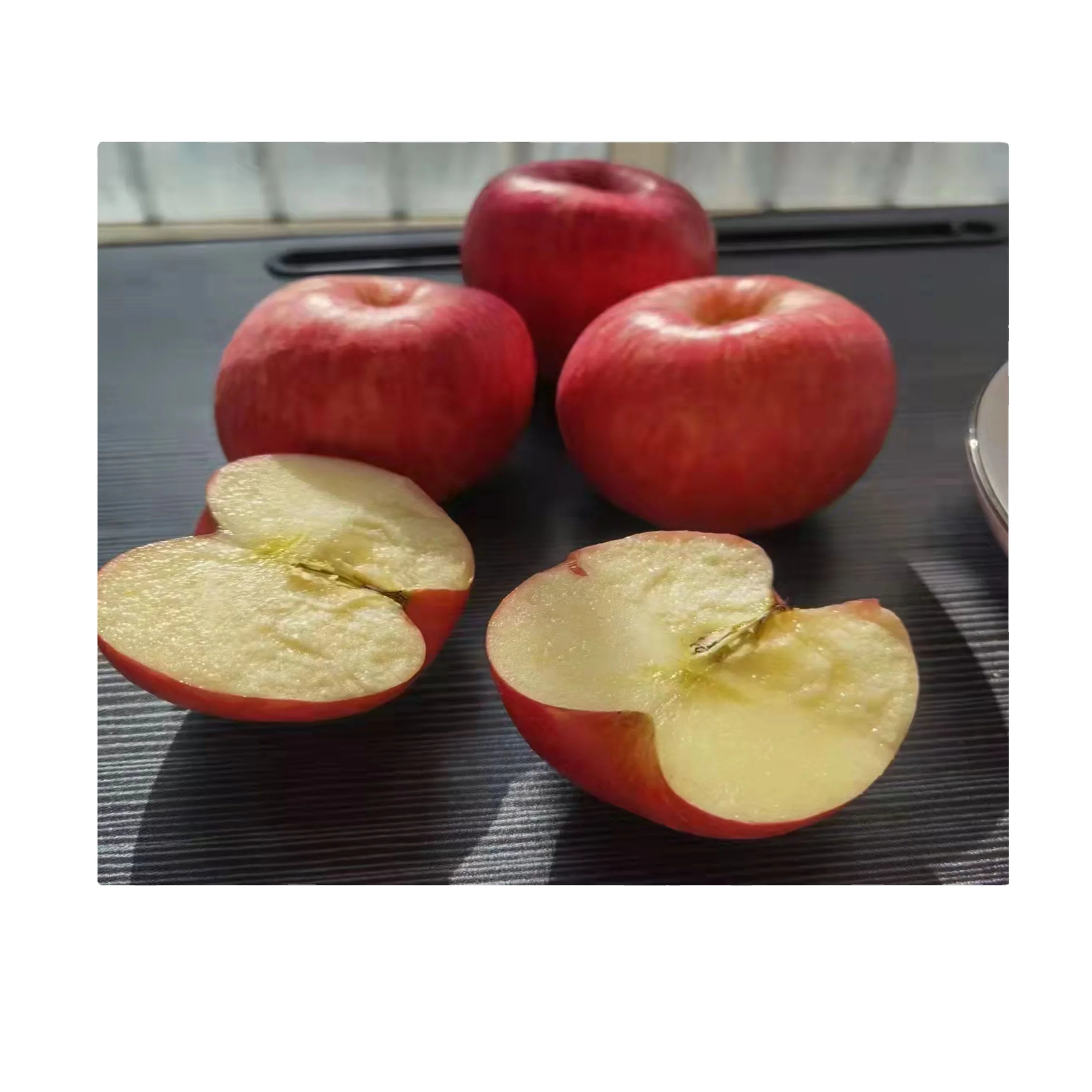 2022 Hot-selling China Fresh Natural Crispy Royal Apple in Wholesale Price Organic Tasty and Healthy Apple