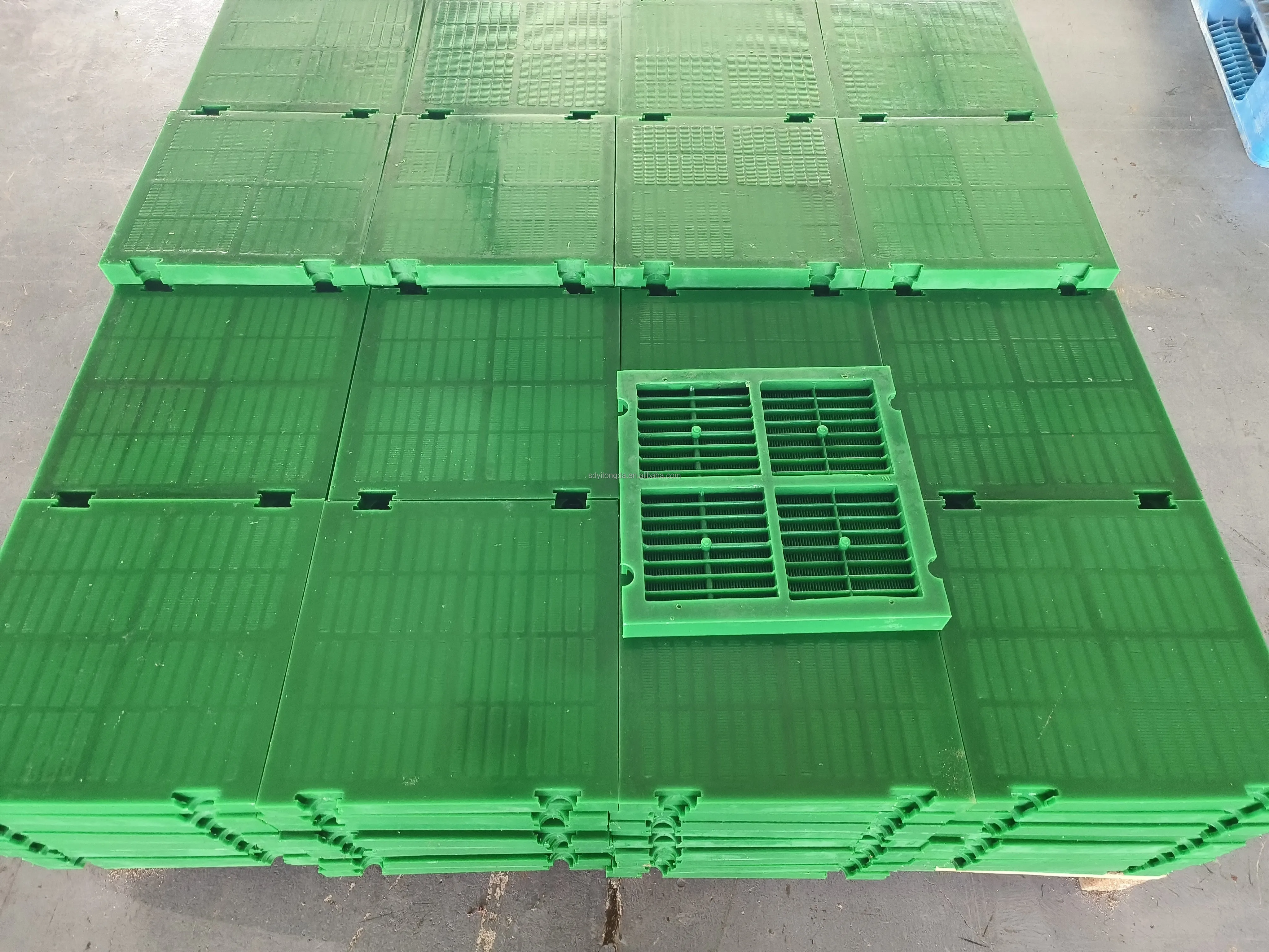 New 305*305mm Size Polyurethane Vibrating Screen Mesh Panel Steel Linear Type for Ore Dewatering in Mining Applications