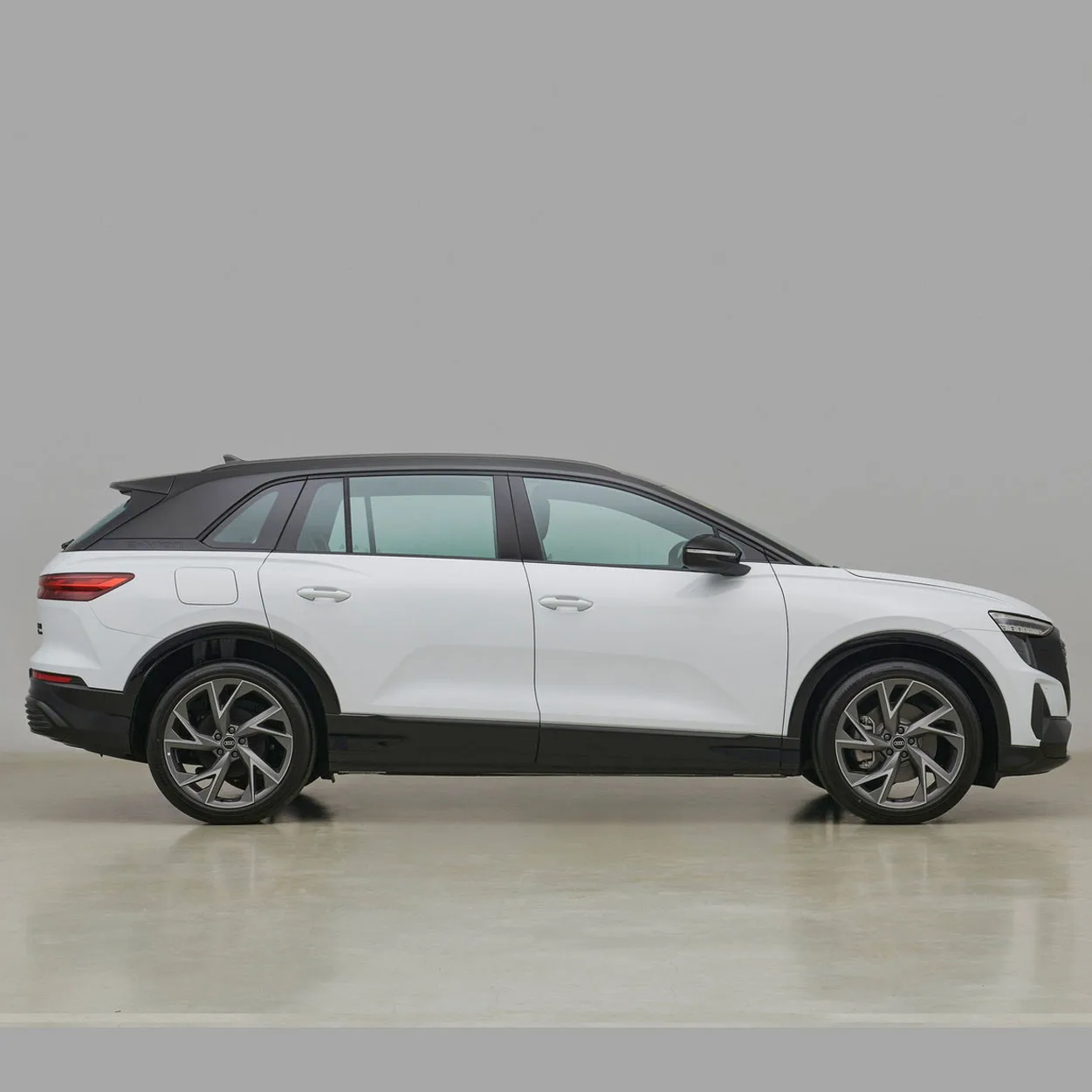 Luxurious Audi Q5 E-Tron 2024 Electrical Car High Speed New Energy Vehicle 4 Wheel Drive Pure Electric Car