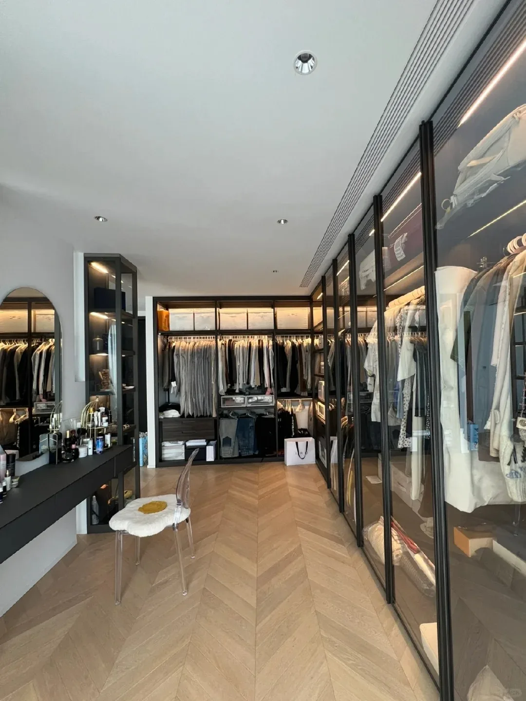 Custom Bedroom Furniture Clothes Storage  glass door swing  Solid wooden custom modern design walk in closet wardrobes