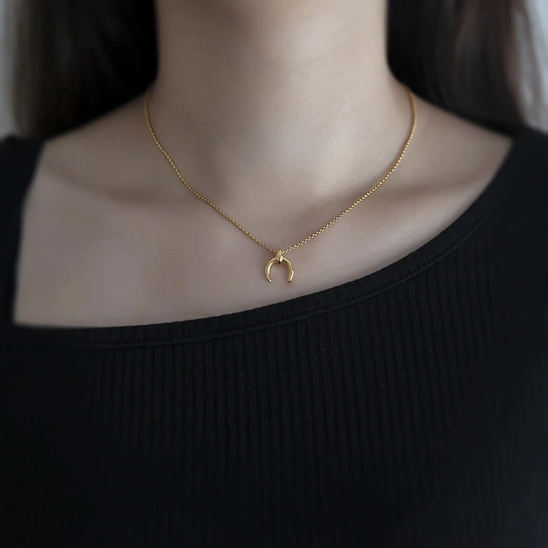
Minimalist Crescent Moon gold plated Pandent Necklace stainless steel adjustable chain Necklace for Girls 