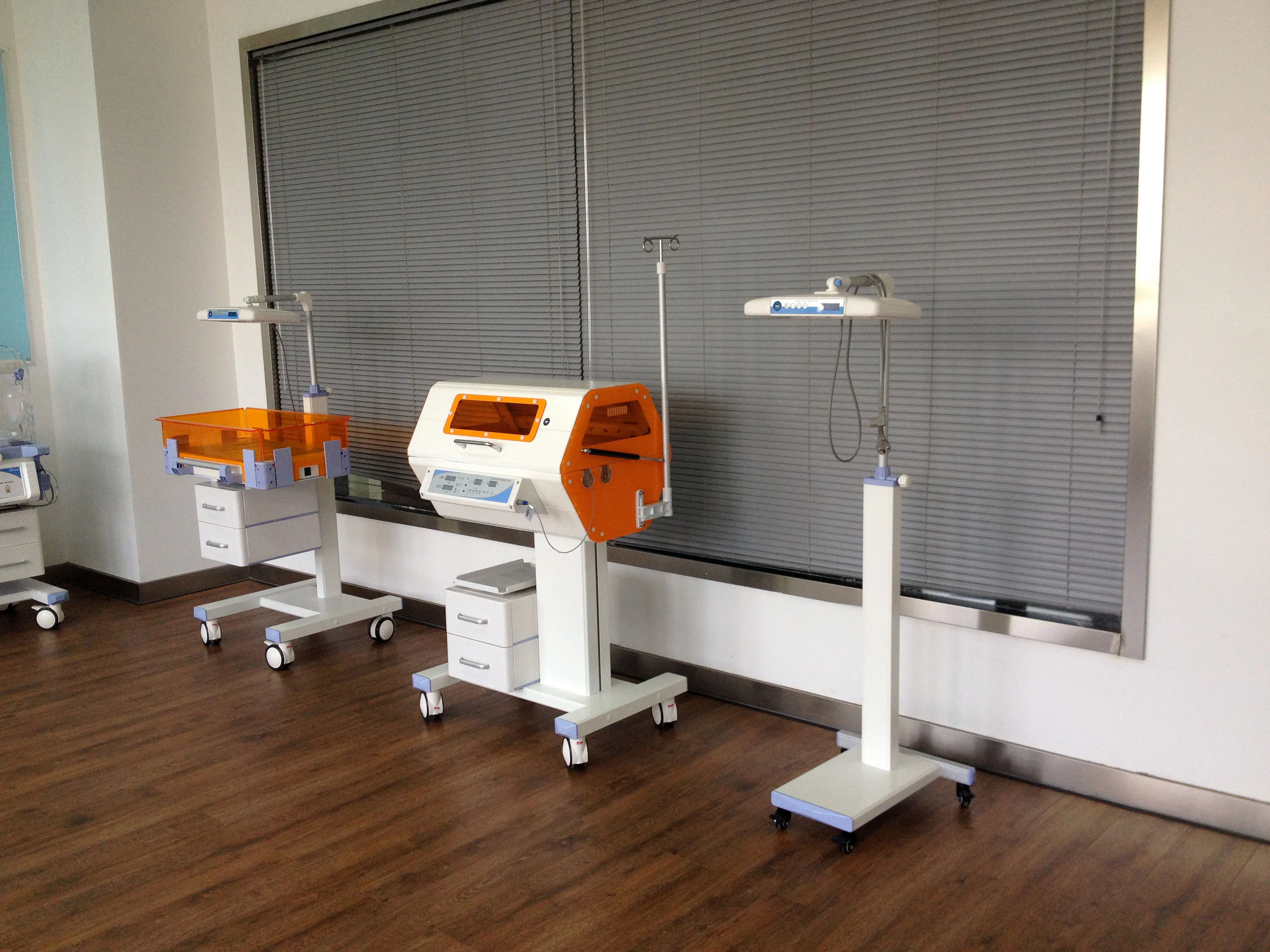 Neonatal Infant Incubators Baby Warmers Radiant Price with LED Touch Screen