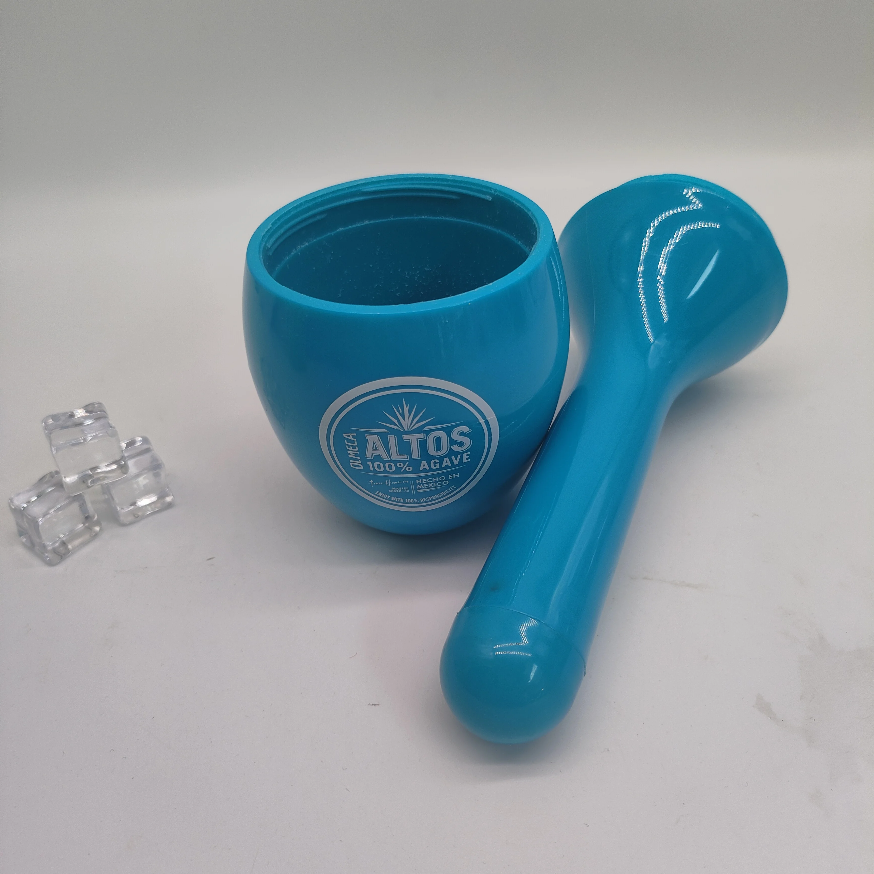 New design Customized Logo Party Essential Compact and Cute Shaker Tool Cocktail Shakers plastic Wine Shake Drinking Cup