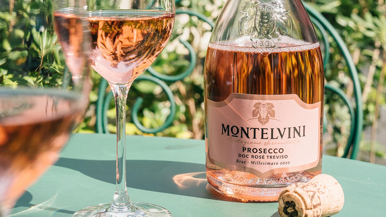 Italian Luxury Wine Sparkling Rose Montelvini to drink very cold Packaging with Box