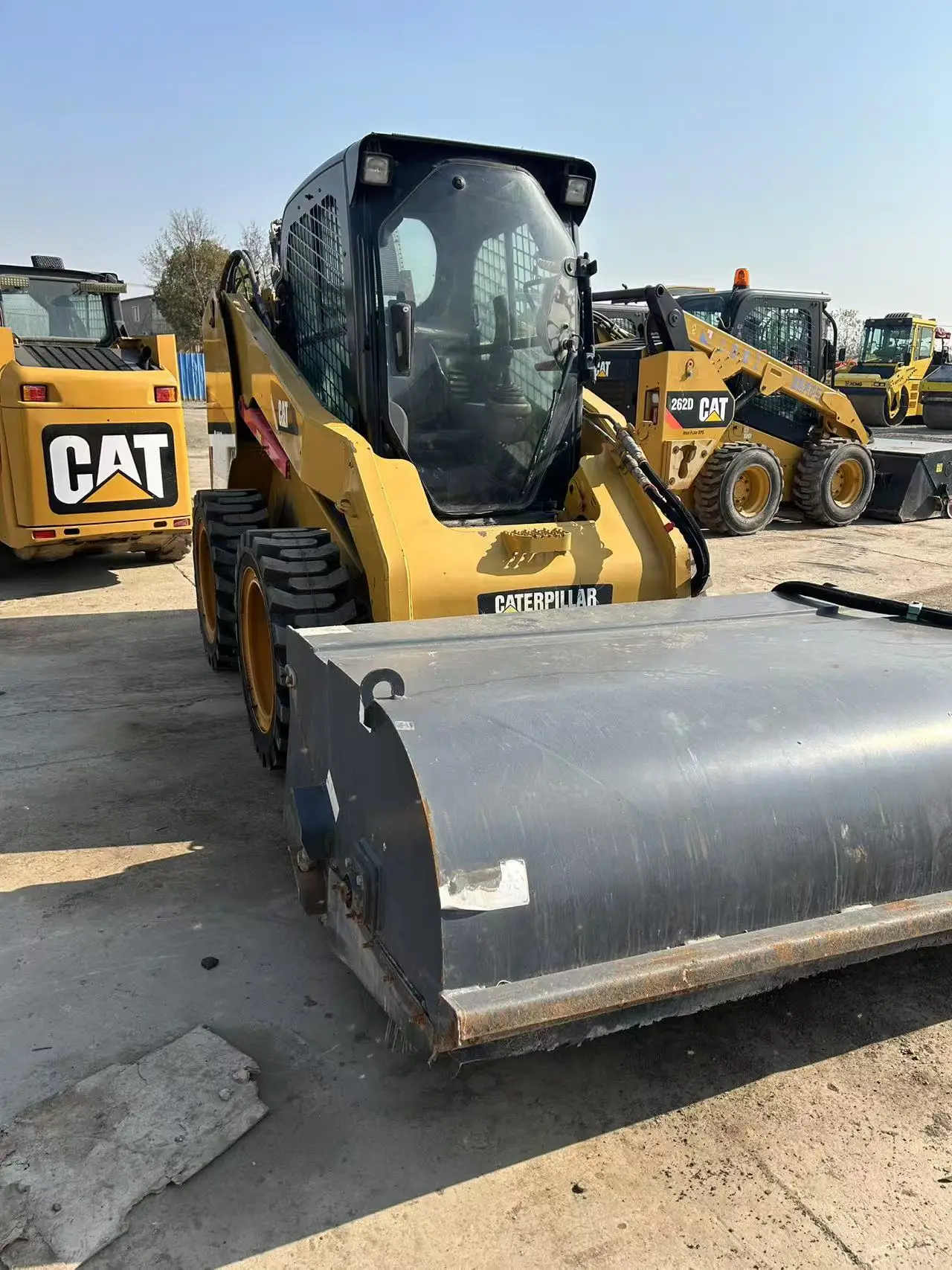 Secondhand Cat Used 246C Mini 246D 262 246c 262D Front Loader Tractor Small Design Wheel Attached with Hydraulic Pick-up Sweeper