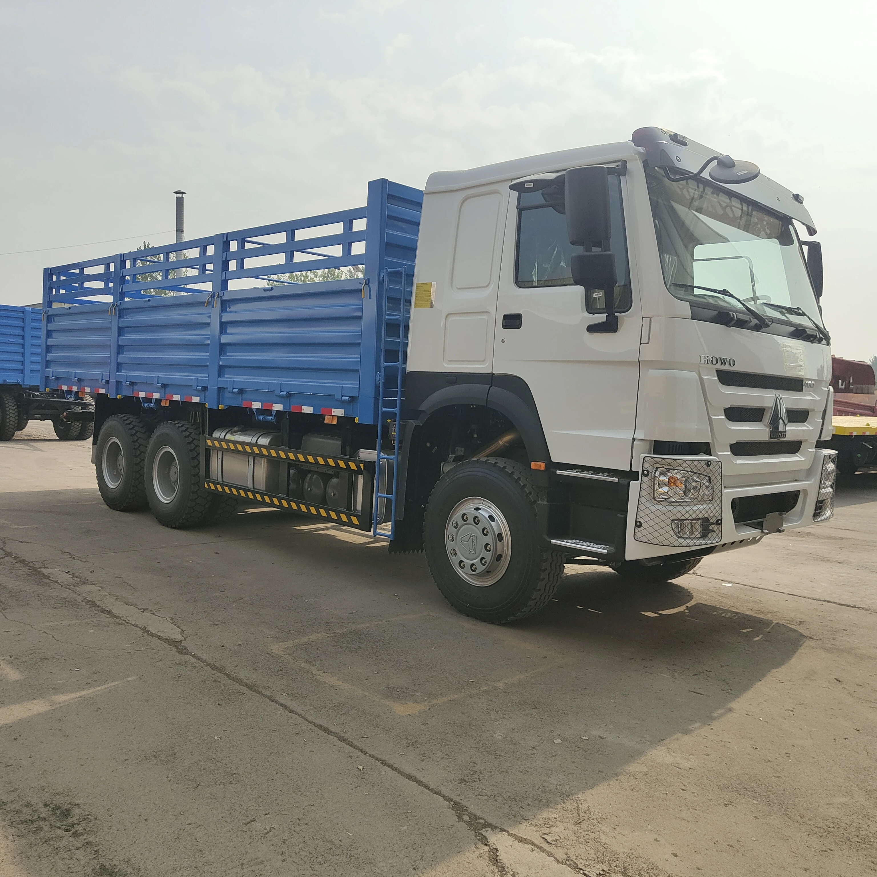 Hot Selling Good Quality SINOTRUCK HOWO 6*4 10 Wheels 371HP 380HP 400HP Cargo Fence Truck for Sale