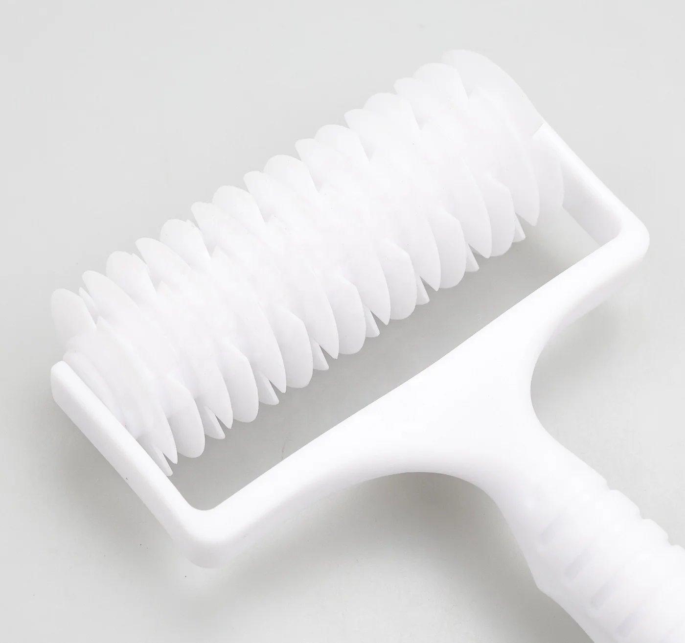 Baking tools Plastic pizza biscuit dough roller Cake pie needle wheel cutter Cake bread punching machine