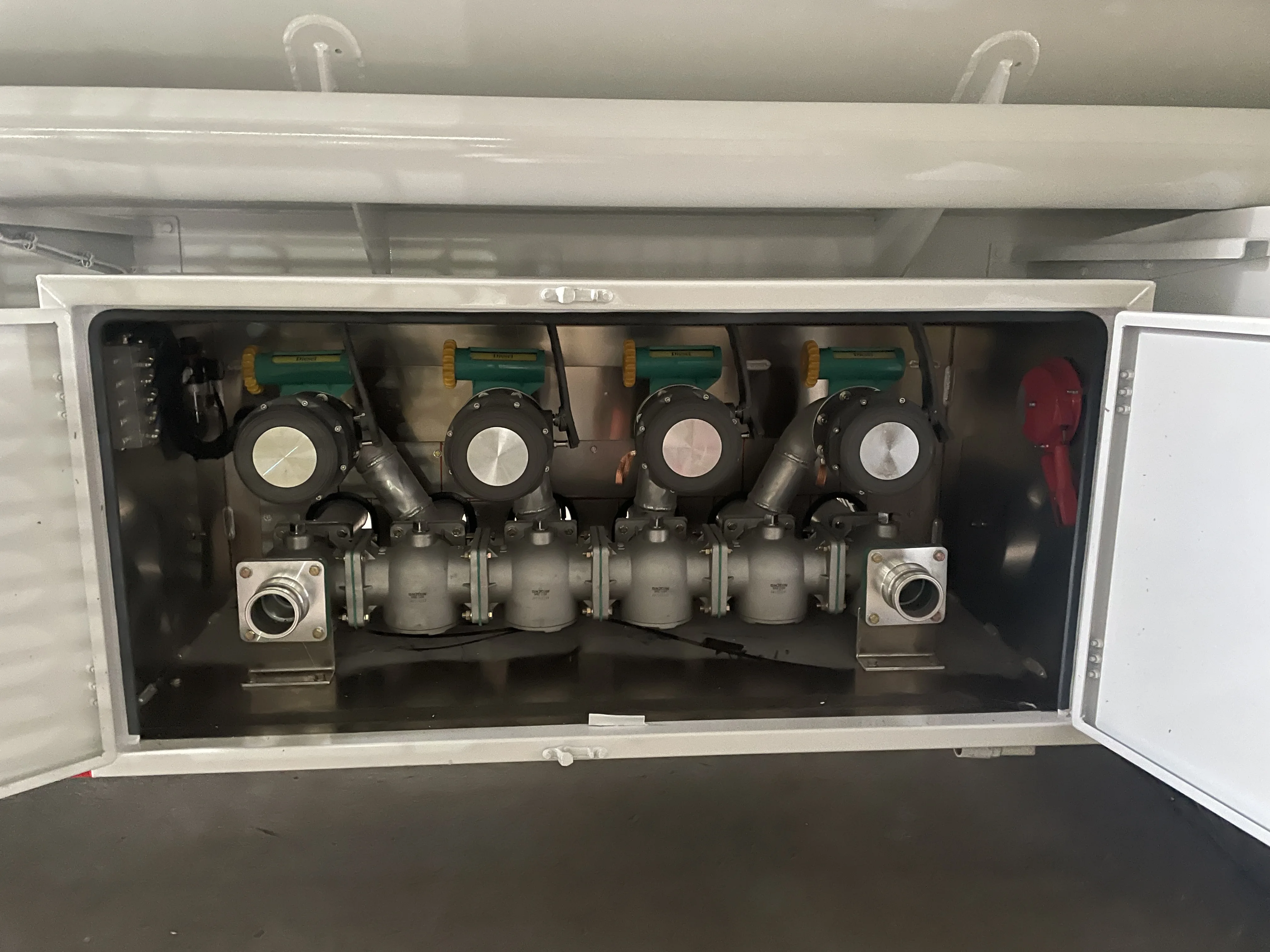 Heavy Duty Sinotruck HOWO 8X4 Diesel Tank Oil Fuel Transport Fuel Delivery Tanker Truck