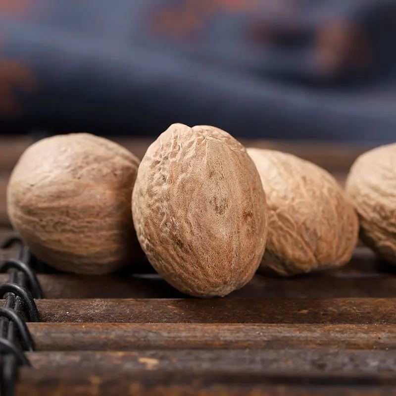 High quality hot selling wholesale 100% natural  original dried nutmeg with shell from indonesia