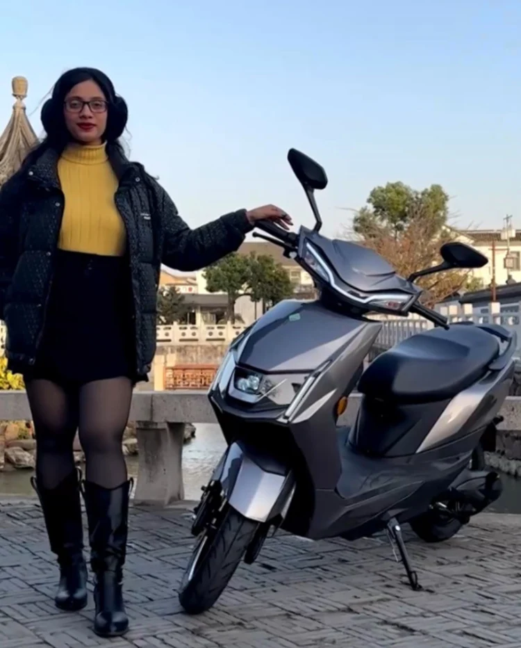 CKD SKD 10inch customized electric motorcycle scooter 600/800W 60/72V 45km/h speed city moped electric motorcycle