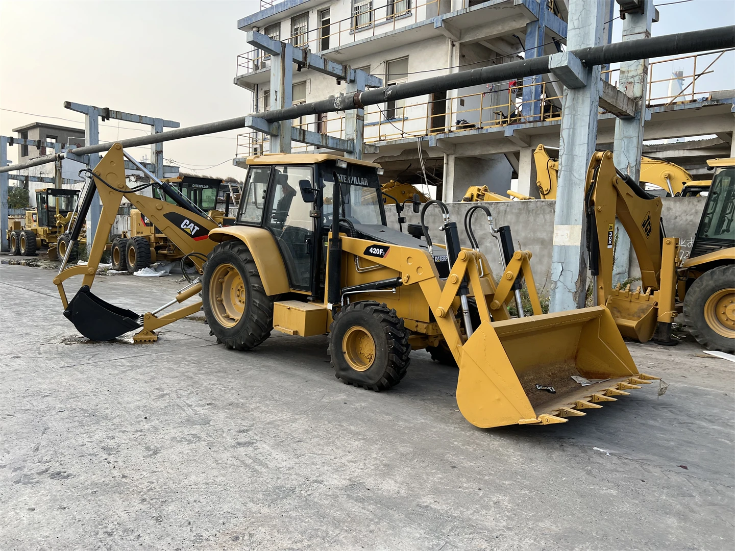 Б/у экскаватор-погрузчик Caterpillar 420F 420f2 416E по низкой цене
