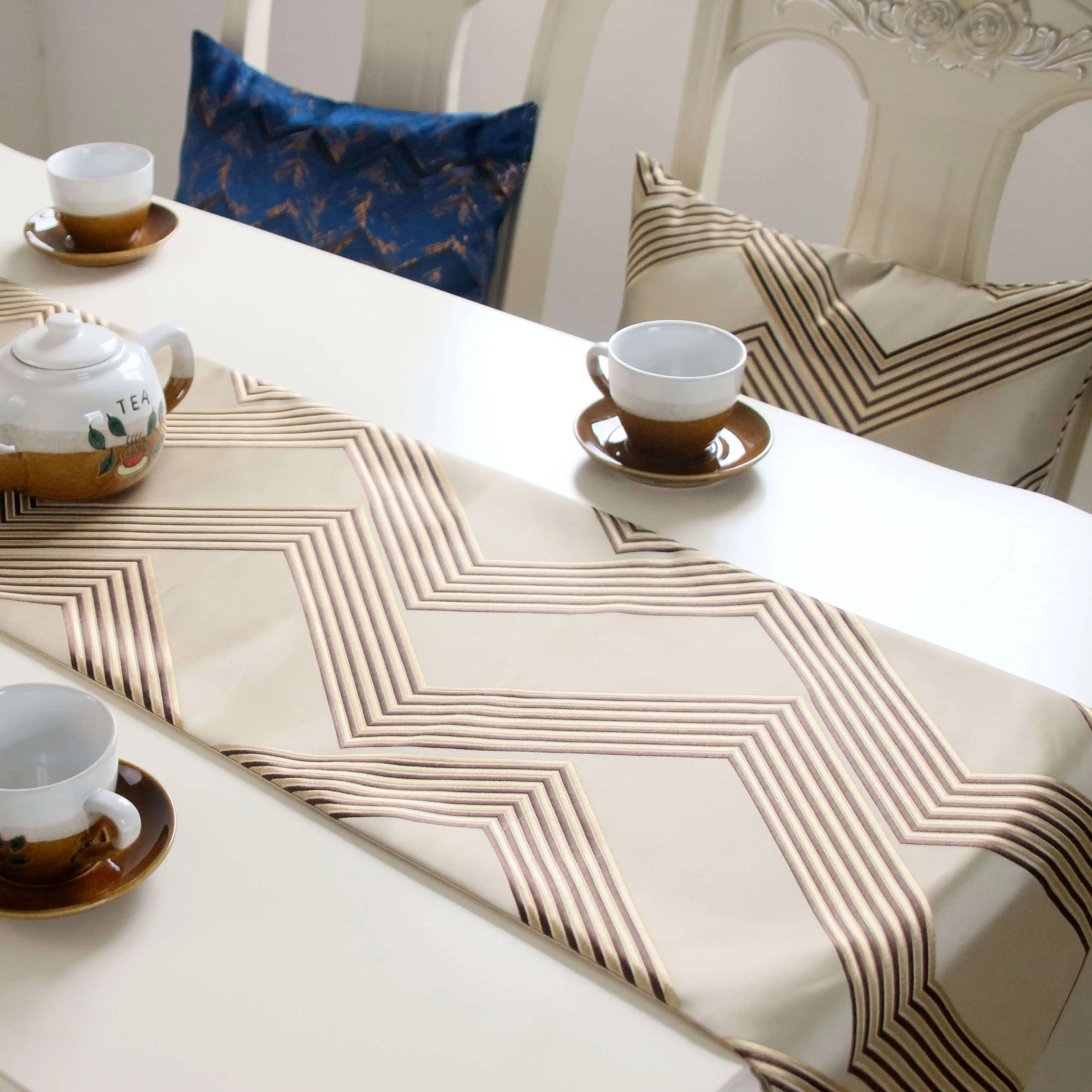 Fashion Modern Table Runner Vintage Nylon Jacquard Runner Table Cloth With Tassels Cutwork Embroidered Table Runner