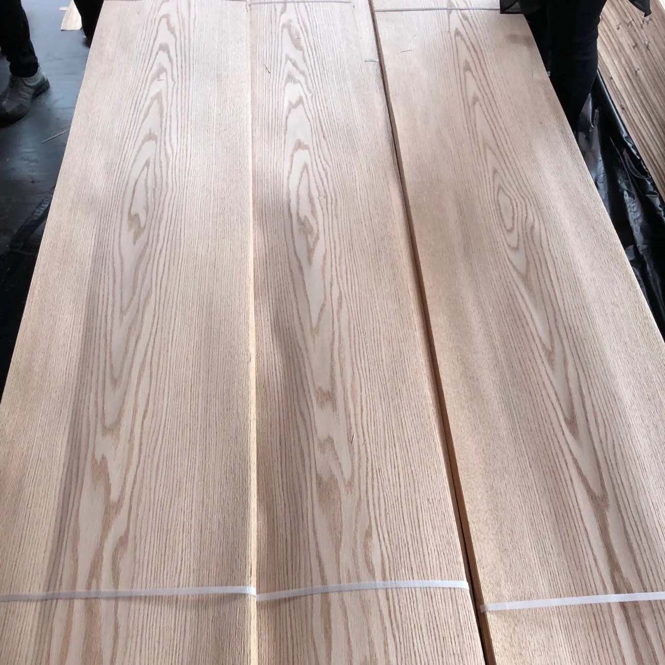 Factory price natural red oak veneer 0.5mm North American red oak veneer furniture plywood MDF decorative veneer