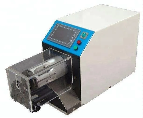 Станок для зачистки коаксиального кабеля с поворотным лезвием