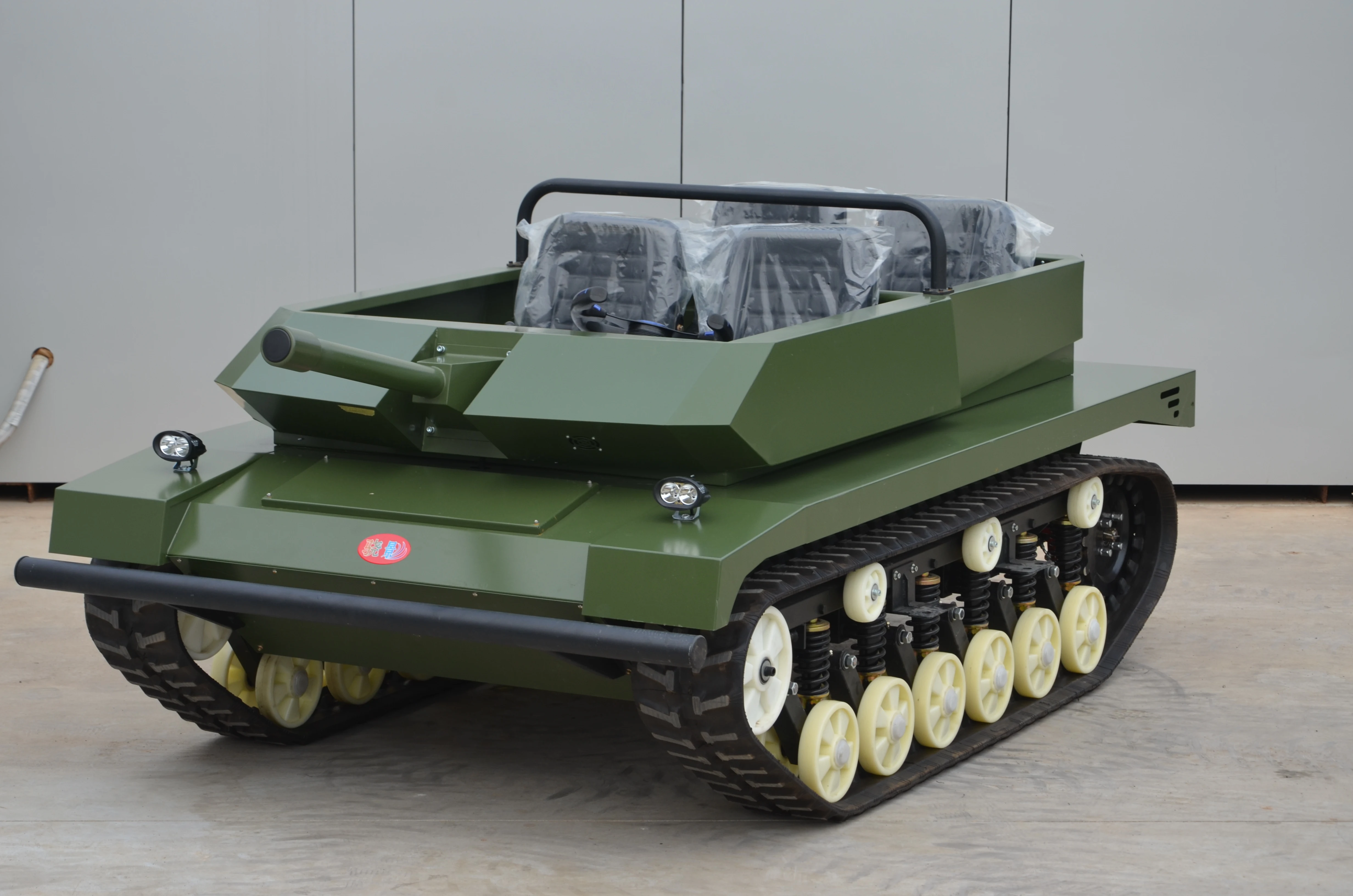 All-terrain pleasure tank car, electric tank, tank model, four people ride. New playground project.