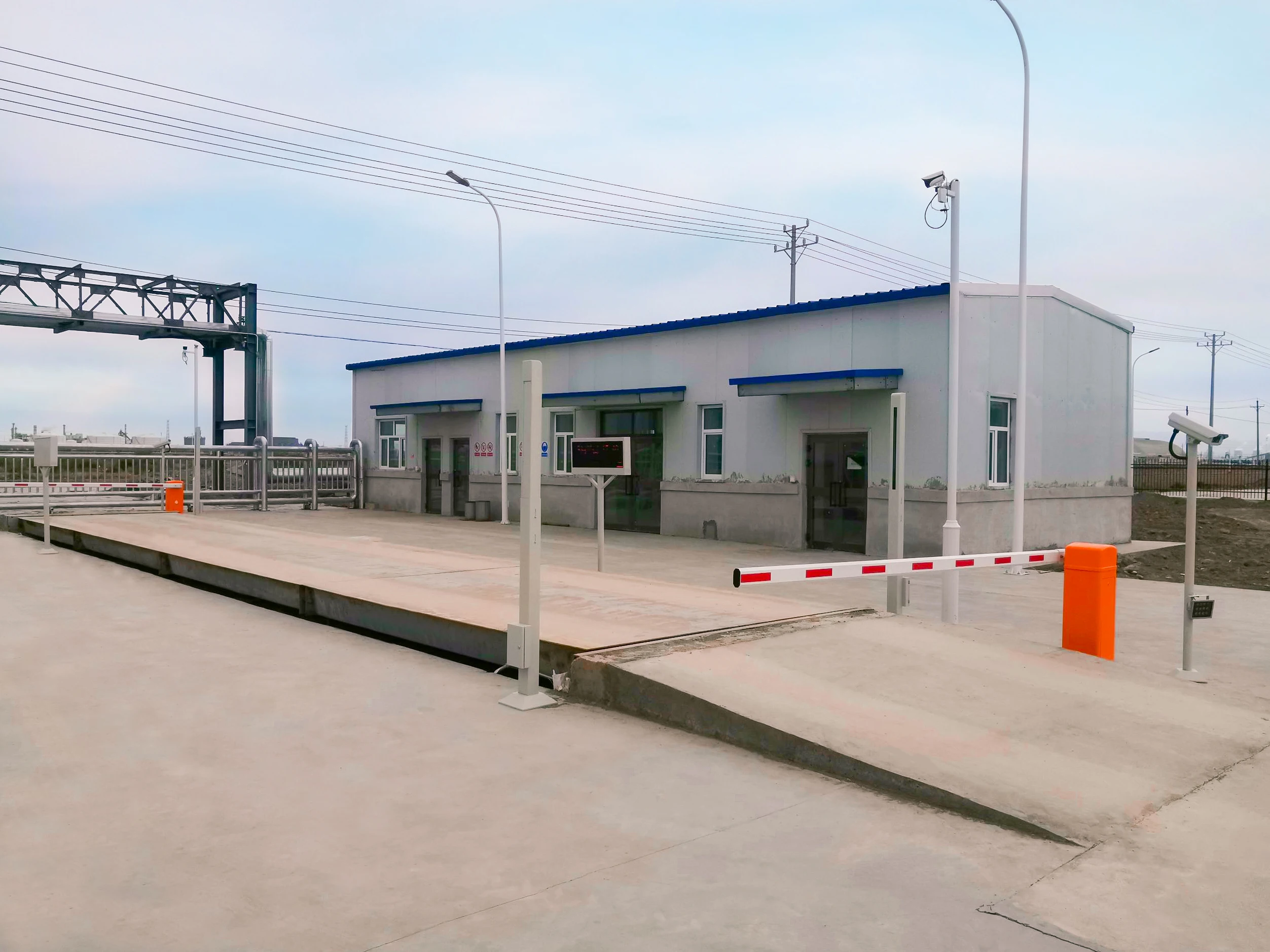 Барьерная система с автоматической количественной загрузкой, скользящая установка для сжатого газа, рафинированного масла, тяжелого масла