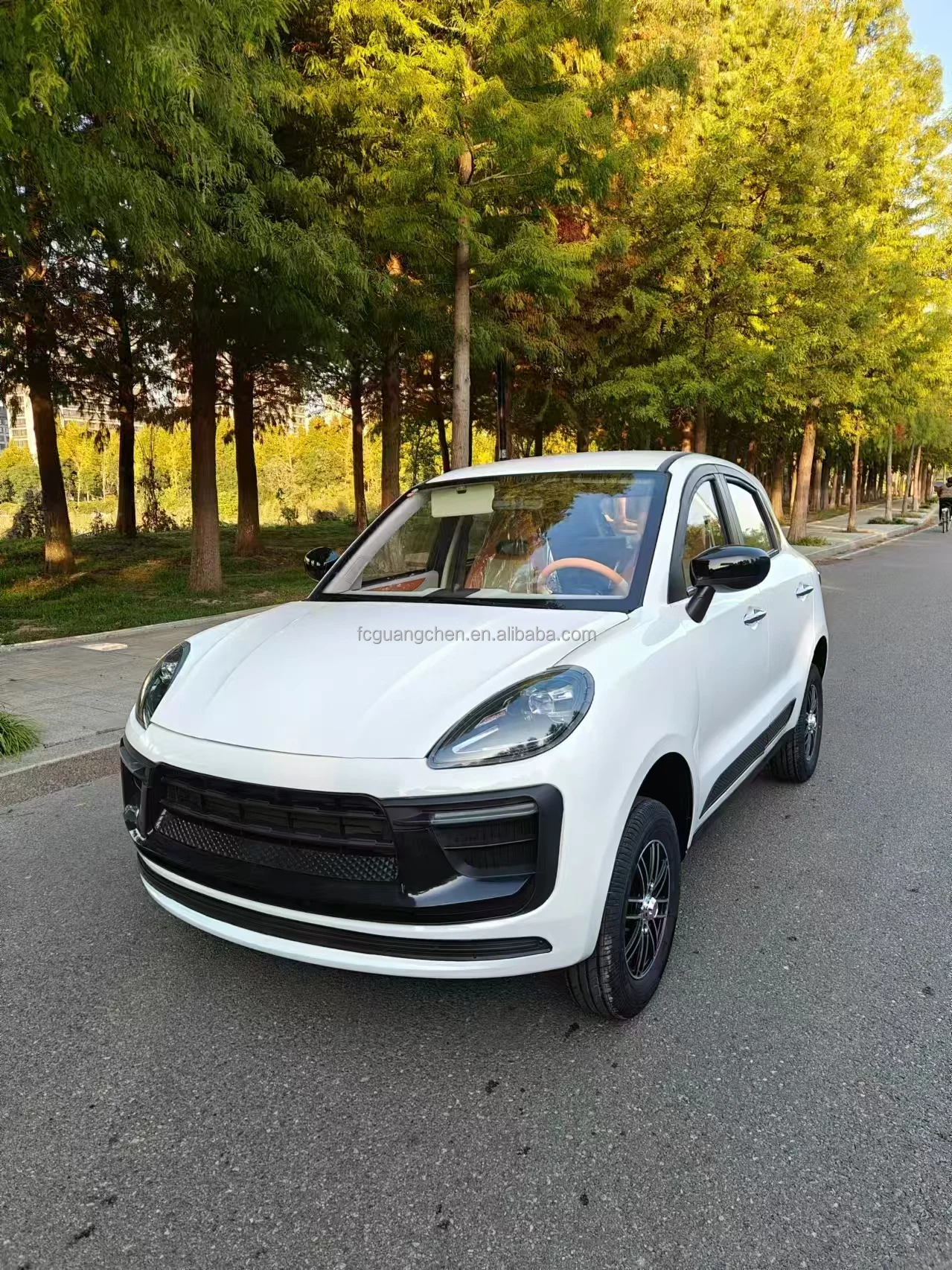 Электрический четырехколесный автомобиль новой энергии