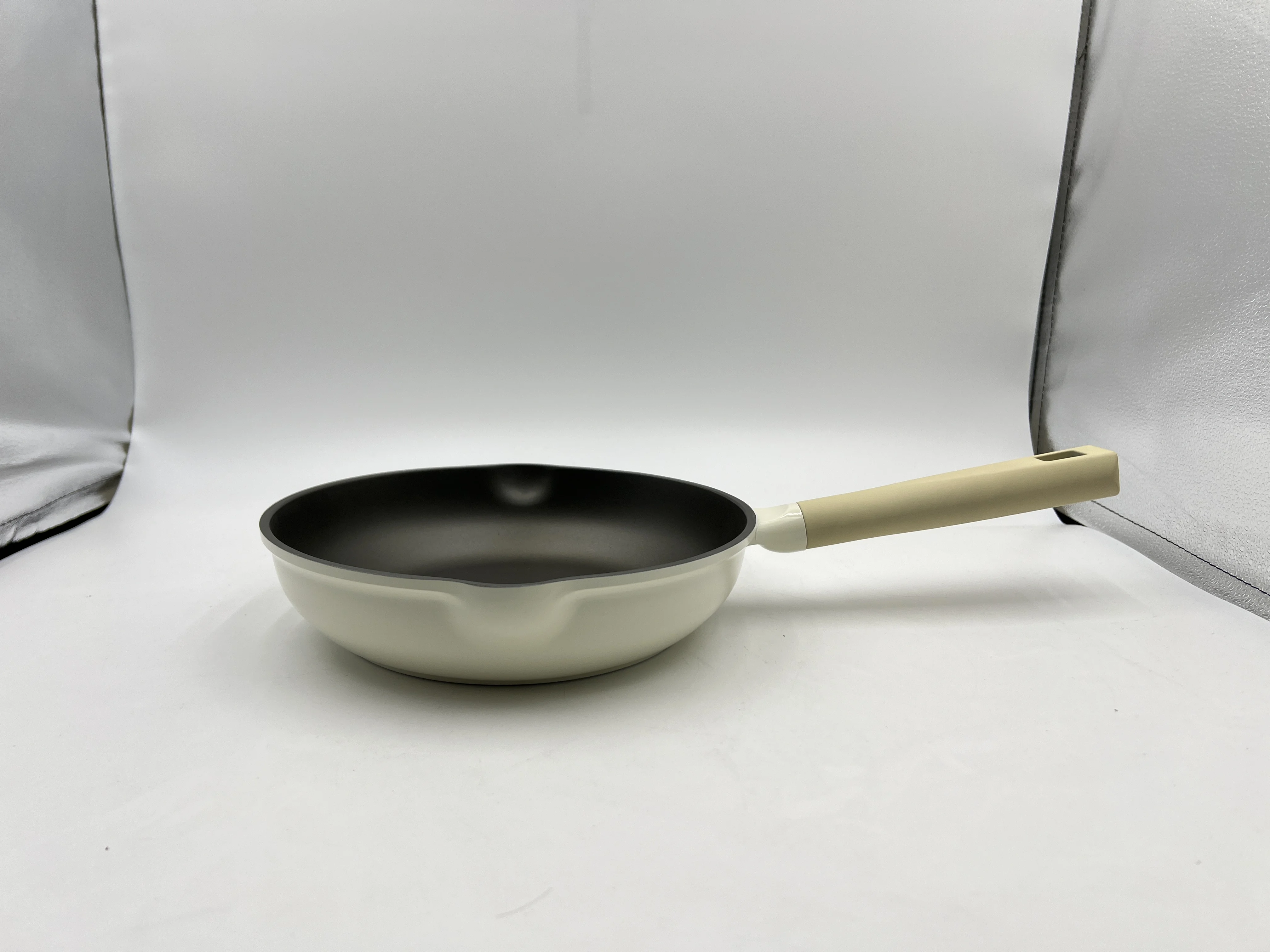 New Arrival Sustainable Metal Aluminium Nonstick Cooking Fry Pan with Tempered Glass Lid and round Handle Saute Pans