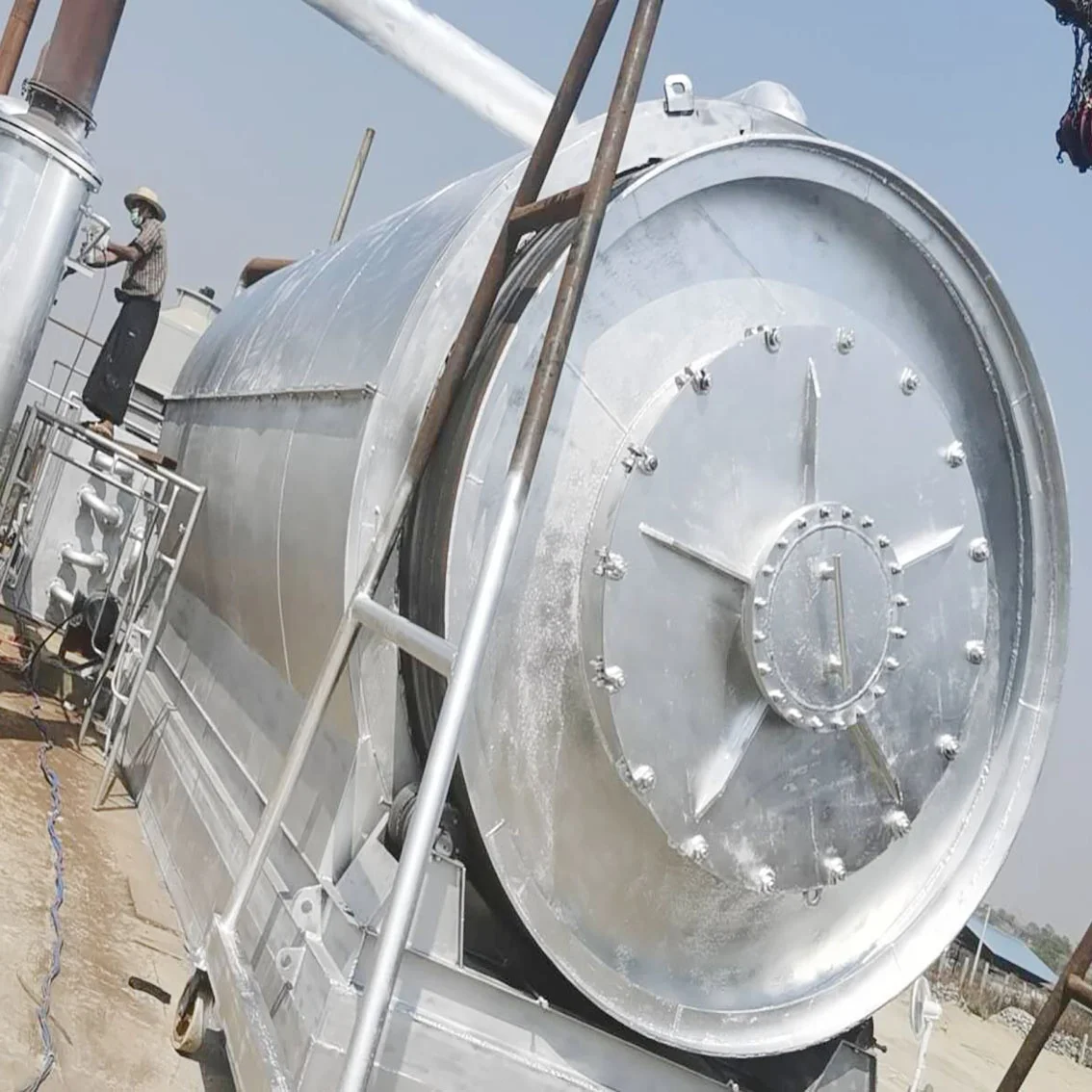 Engineers oversea auto tire pyrolysis machine for oil with best price