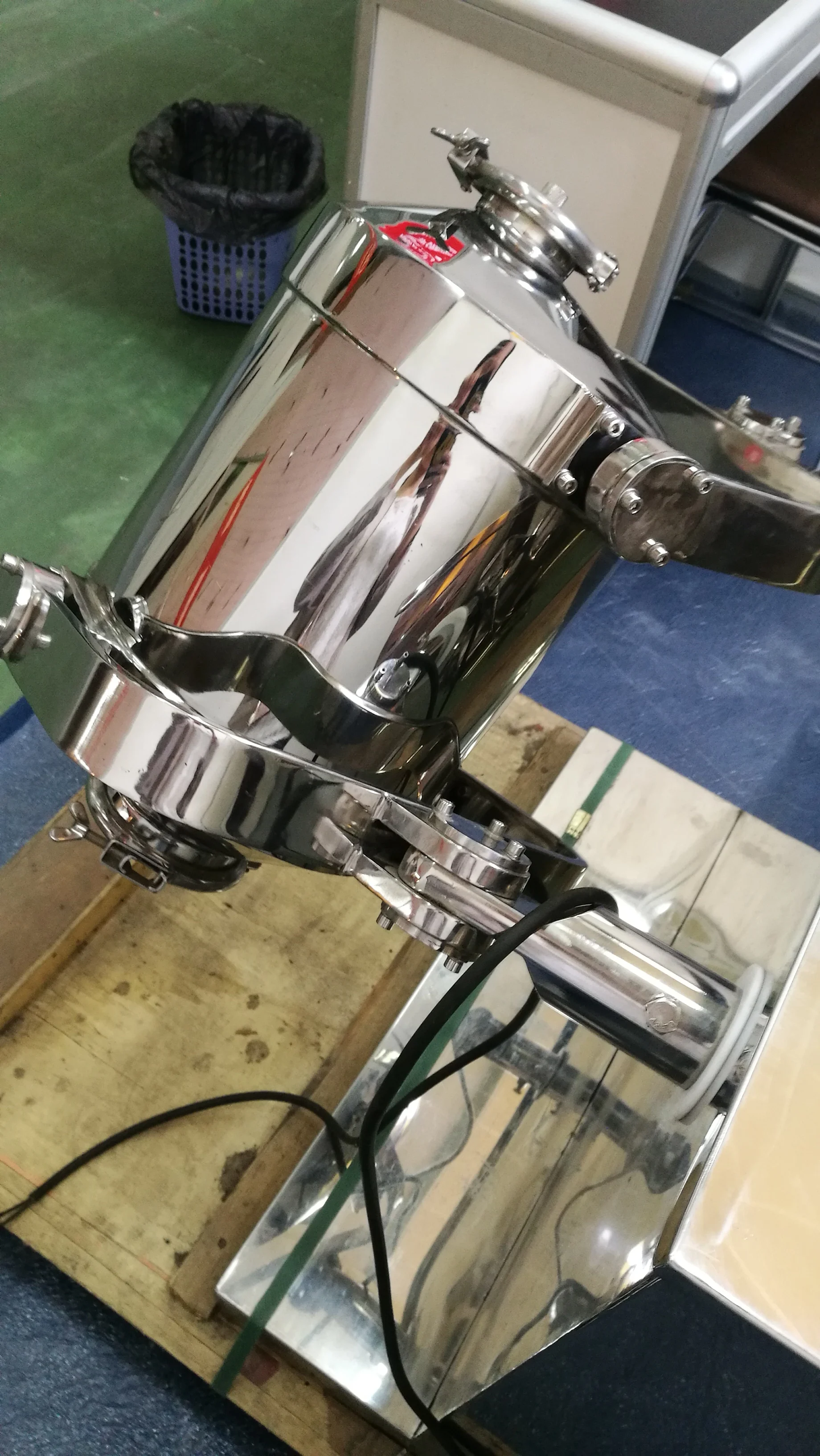 Easy To Operate Automatic Pharmaceutical Three Dimensional Mixing Machine