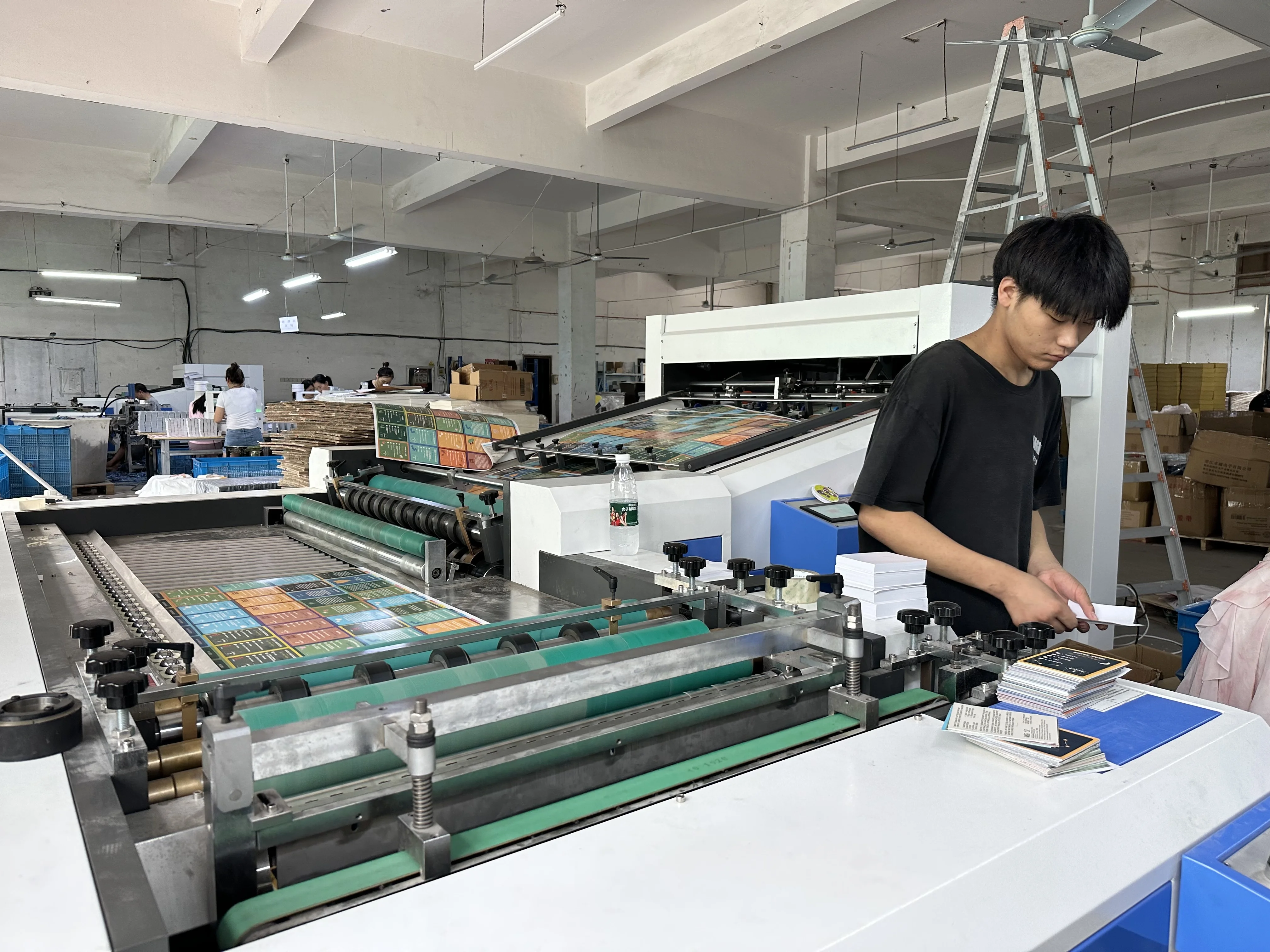 2024 Hot sale Texas Hold em Poker Game Set Includes Hold em Mat Card Decks Chips Chip Holder Tin Box BSCI SEDEX FSC