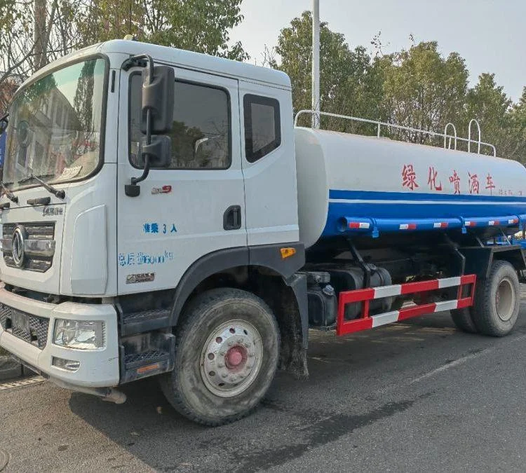 Уличный водяной разбрызгиватель