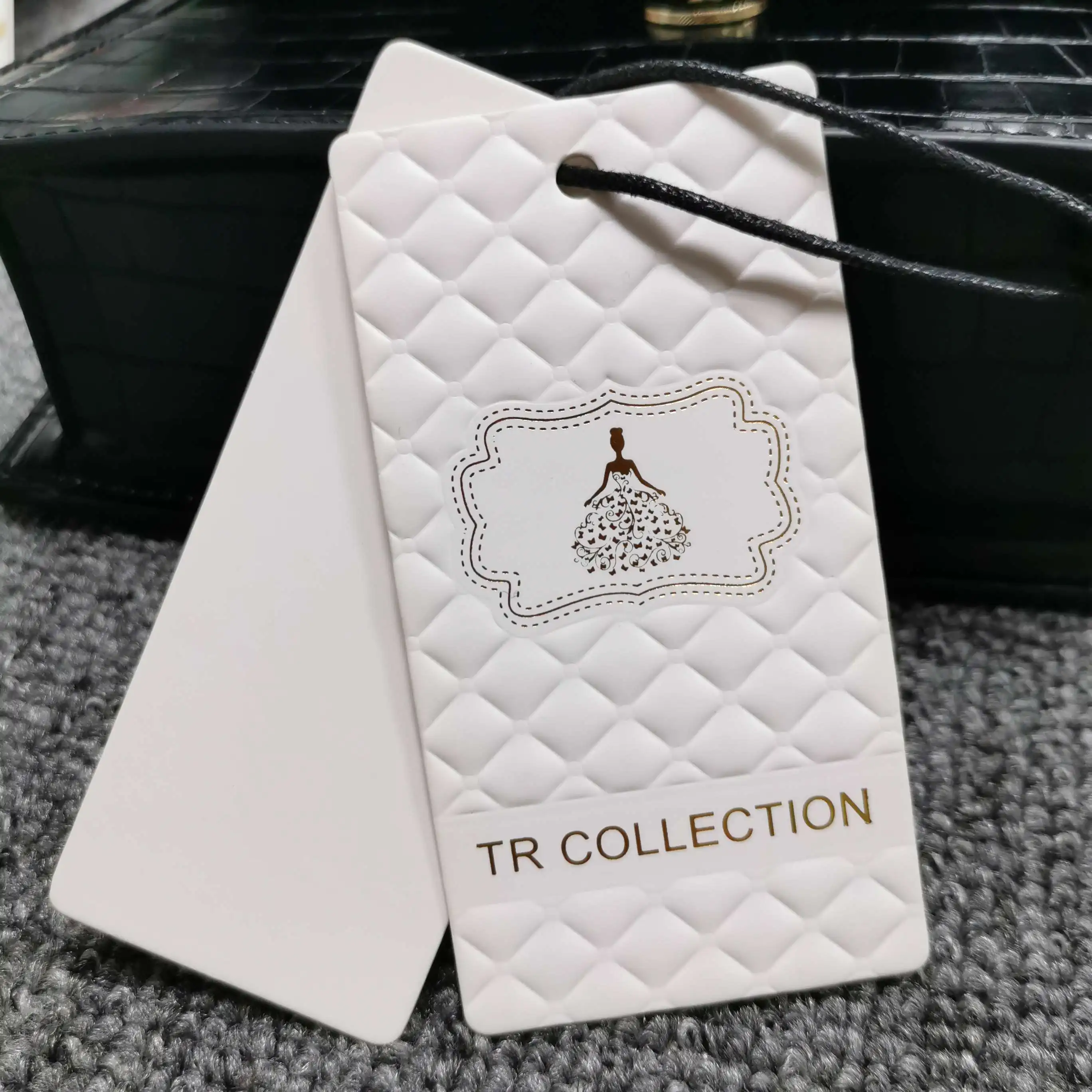 
Low Moq price hang tag embossed gold foil hang tag for clothing ribbon hang tag card 