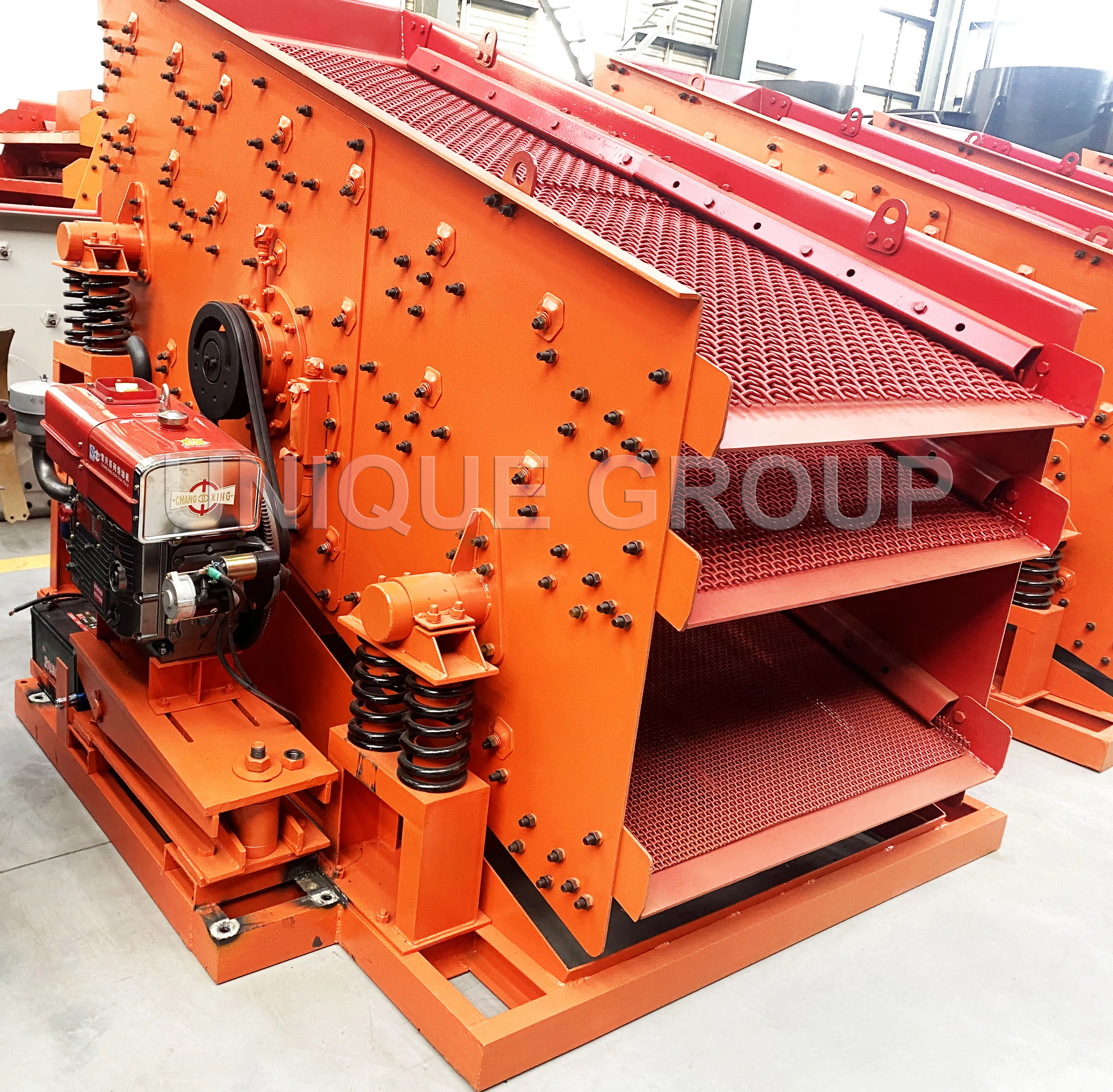 Diesel Hot vibrating screen price in China rock sieving machine charcoal vibrator screen machinery
