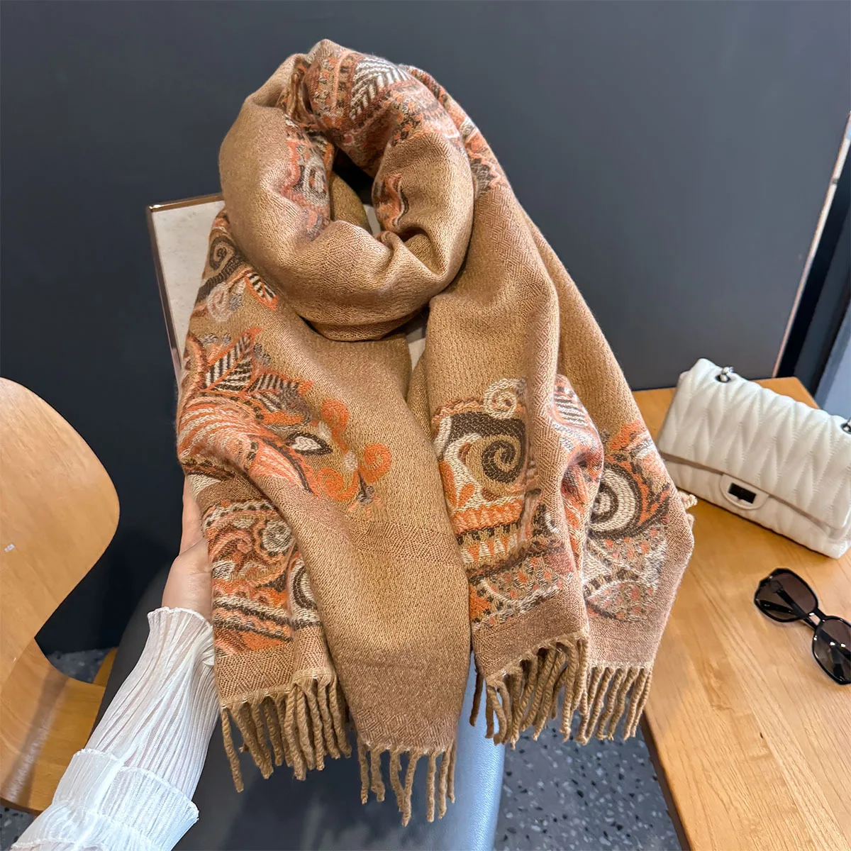 Wholesale Ladies Paisley Jacquard Pashmina Decoration Shawls Winter Woolen Feeling Warm Cashew Wraps Blanket Scarf