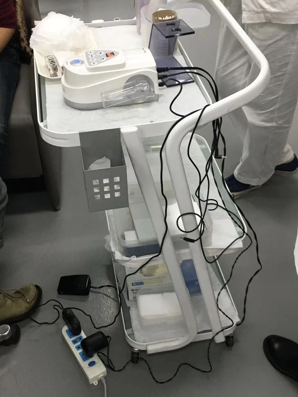 
Portable 4 wheels Heavy Material White Makeup Vanity Hair Beauty Salon Furniture Hairdressing Trolley 