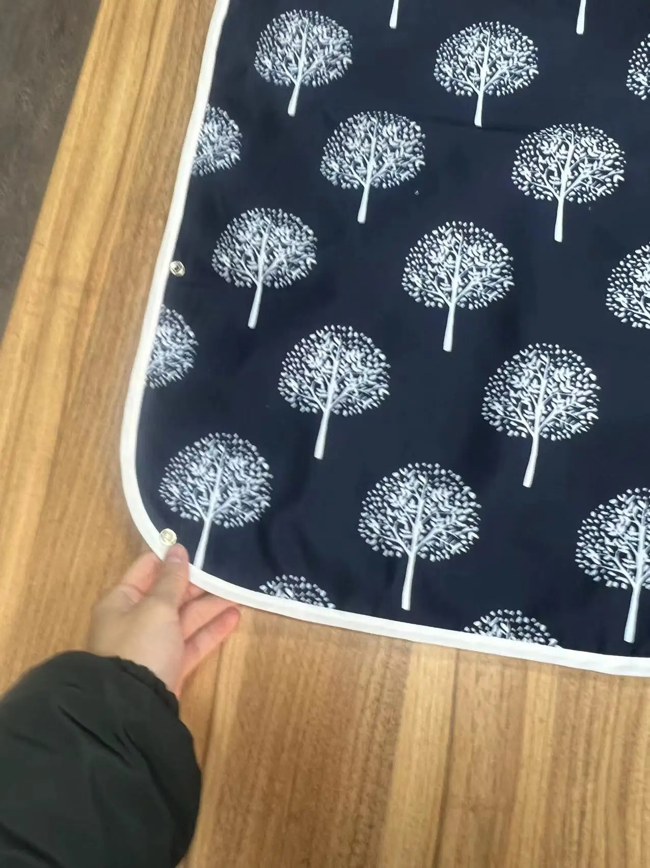 Hot Sale Elderly Disabled Home Bib Printed Adult Feeding Bib Reusable Waterproof Unisex Adult Dining Room Bib