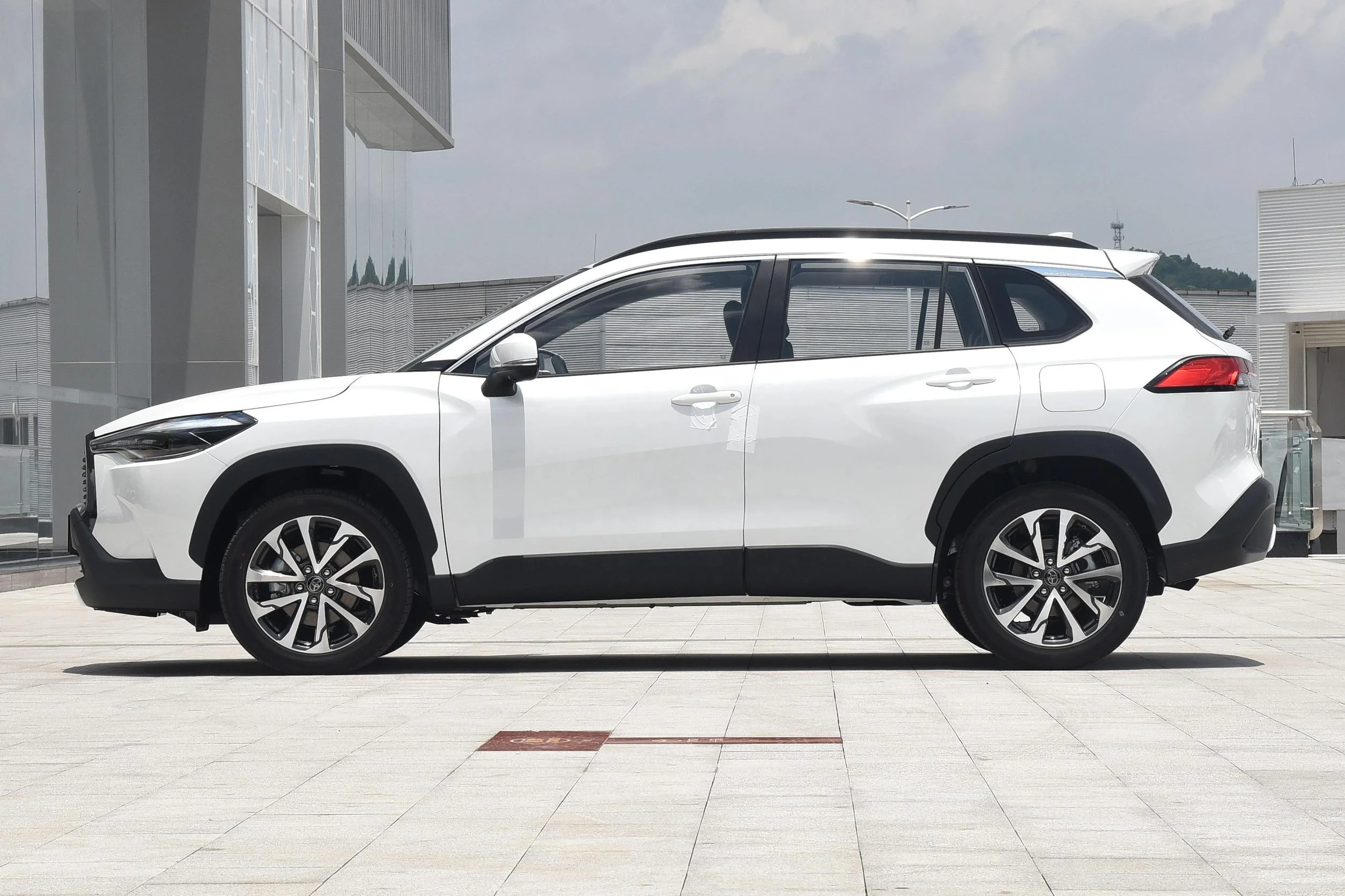 2023 Hot Sale Petrol Engine Vehicle Toyota Corolla Cross CVT Elite 171Ps Vehicle Petrol High Speed 180km Petrol Car for Adults
